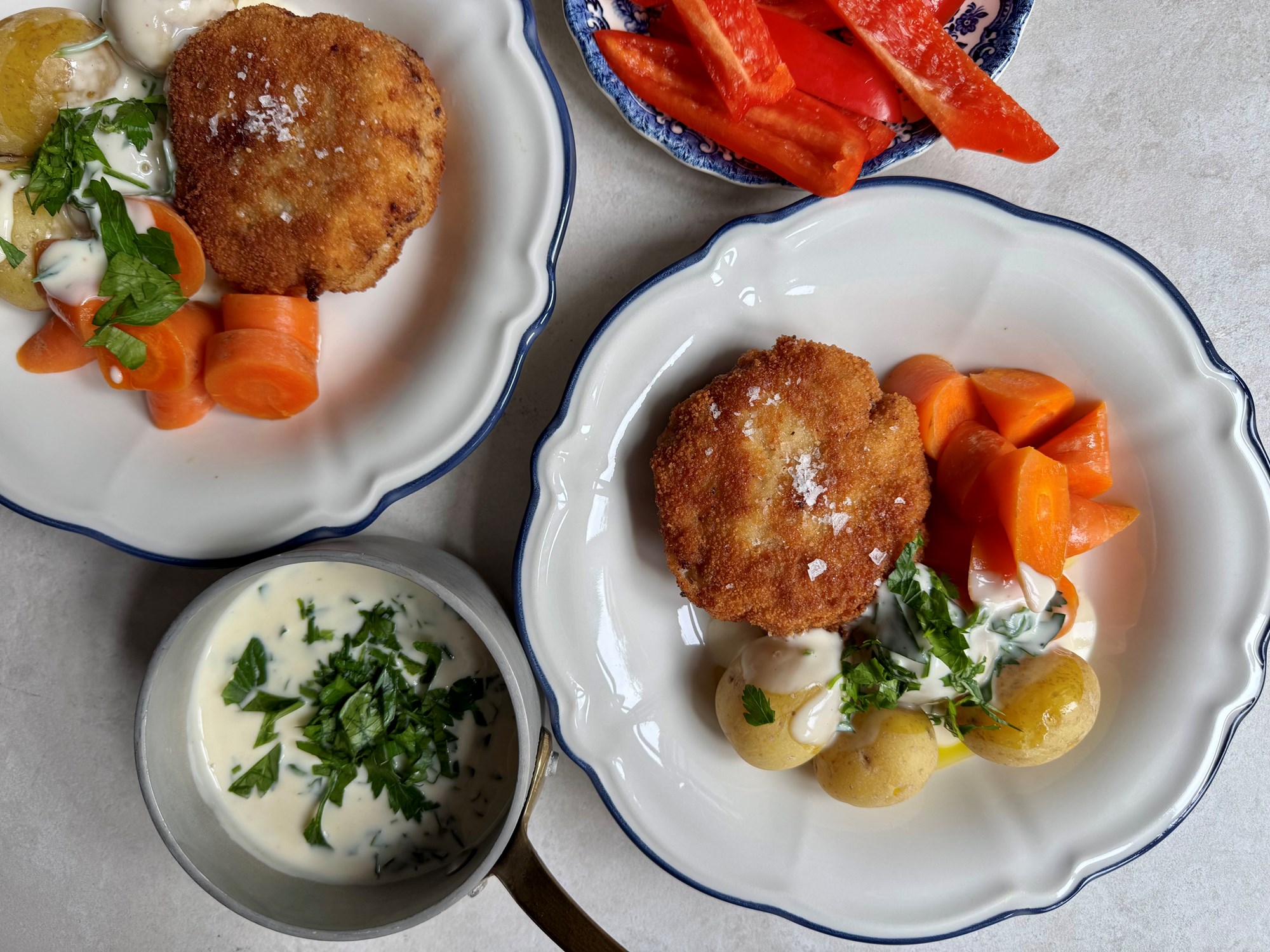 Krebinetter med dampede gulerødder og persillesauce