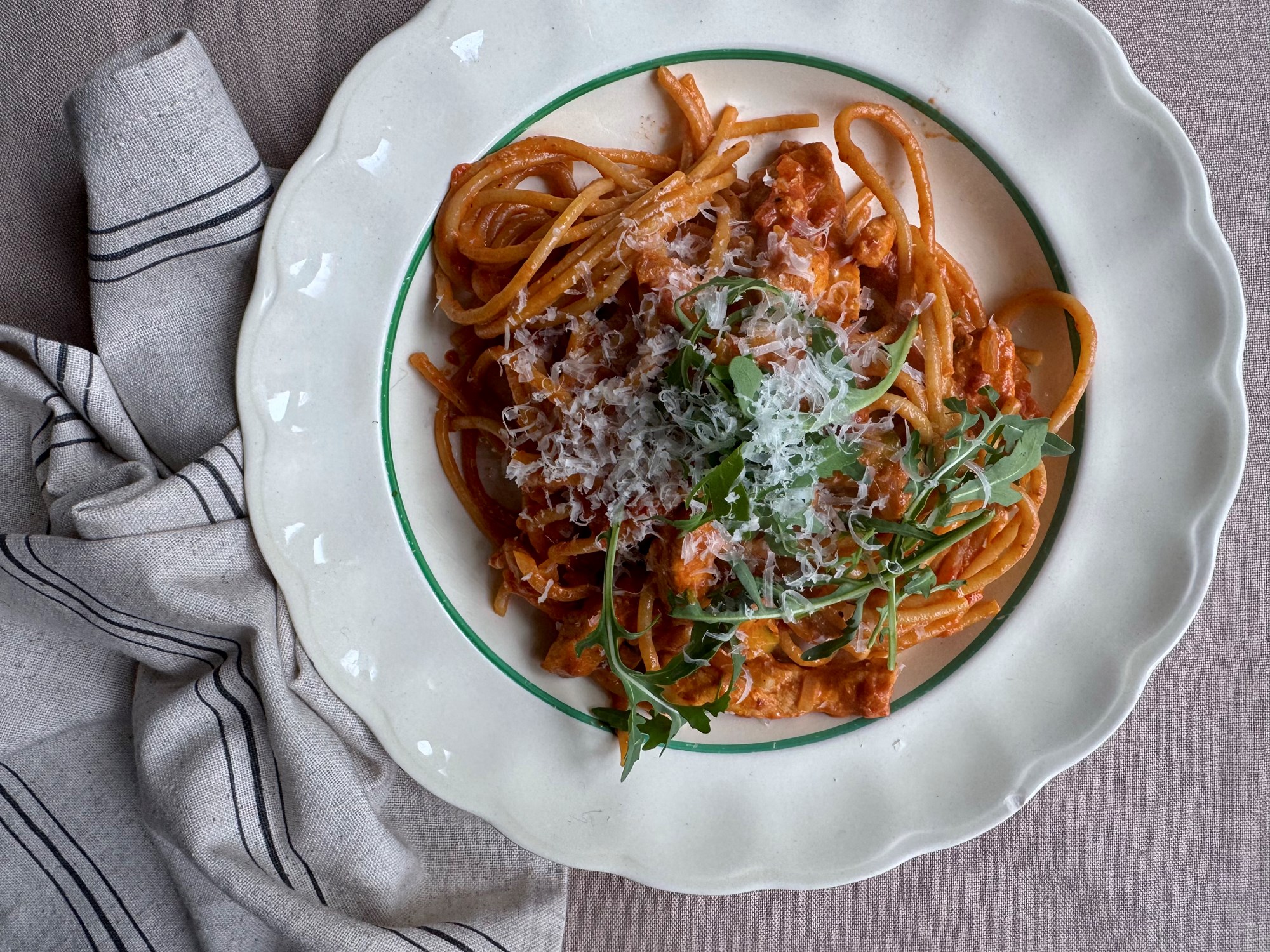 Gris i cremet pasta med rucola og parmesan