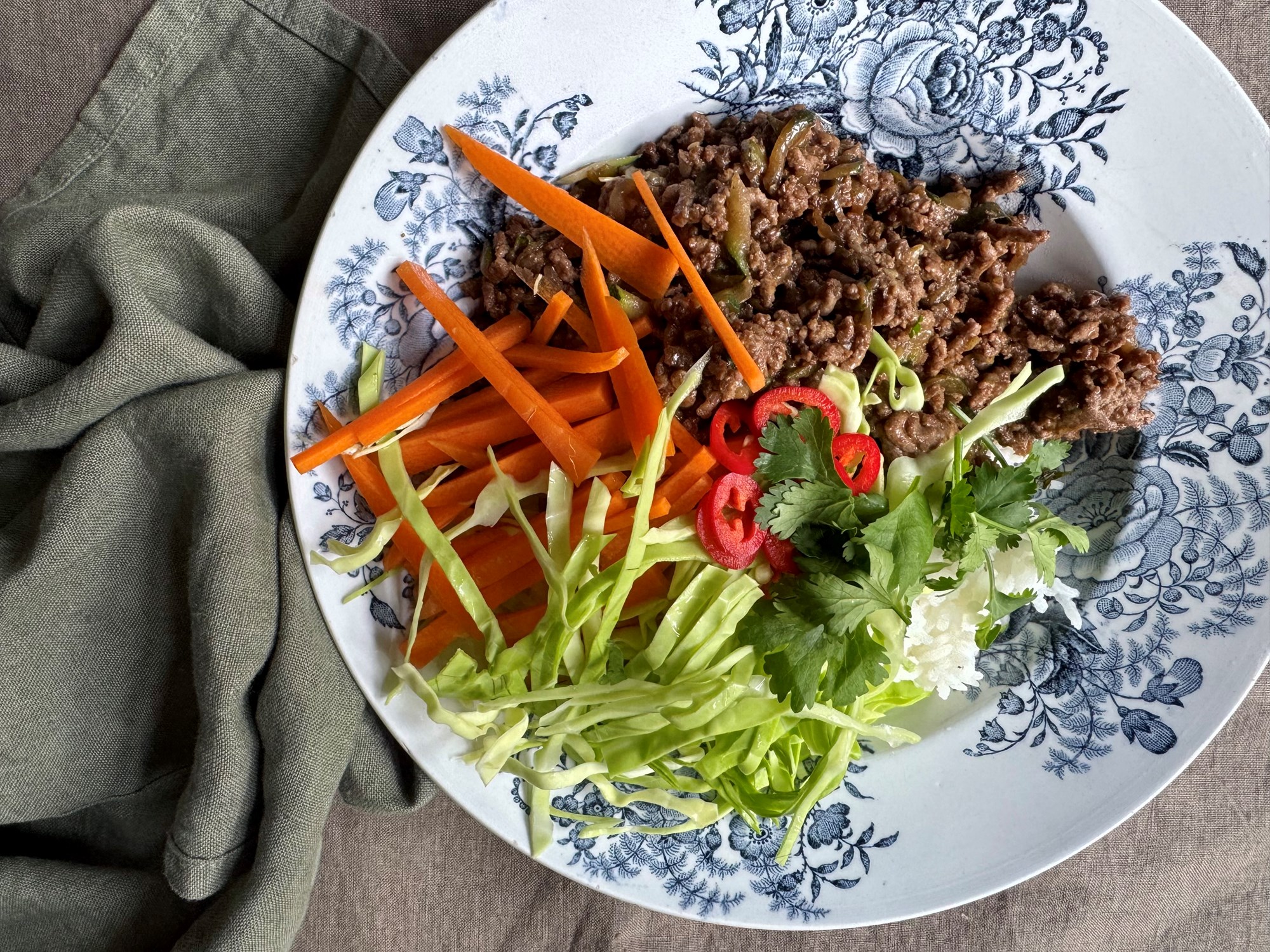 Chop chop bowl med krydret oksekød, chili og sprøde grøntsager