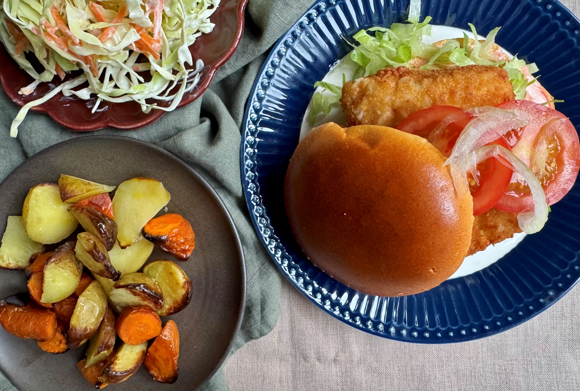 Fiskeburger med sprød fisk, ovnrødder og slaw