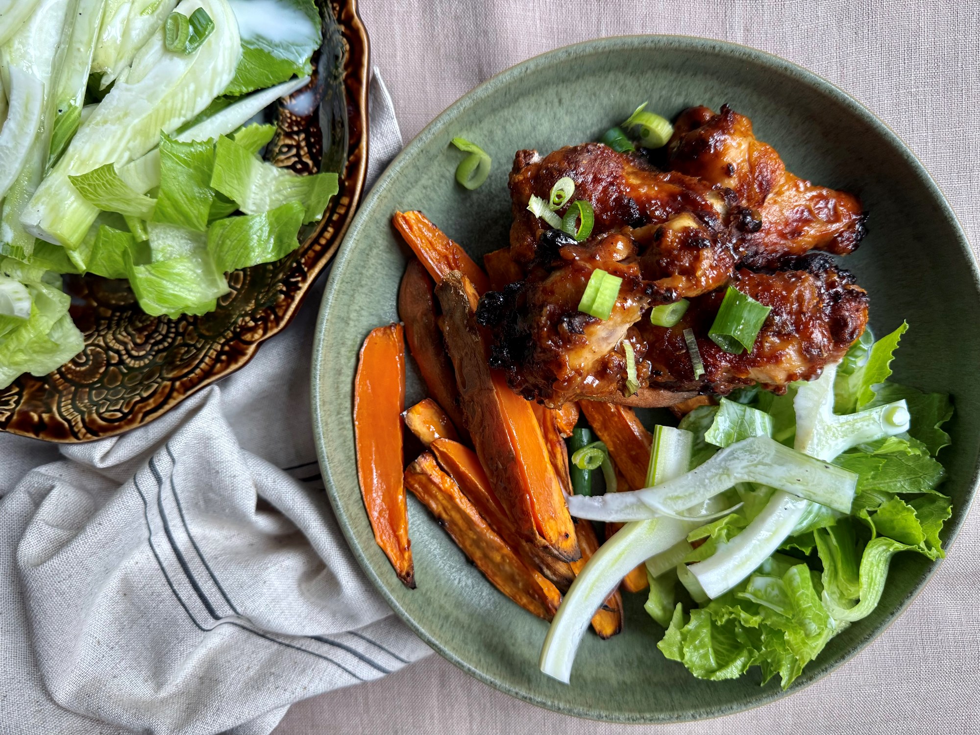 BBQ kyllingevinger med søde kartofler og salat med fennikel og ranchdressing