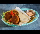 Falafel i pita med karamelliserede mujadara-løg og haydari-yoghurtsauce