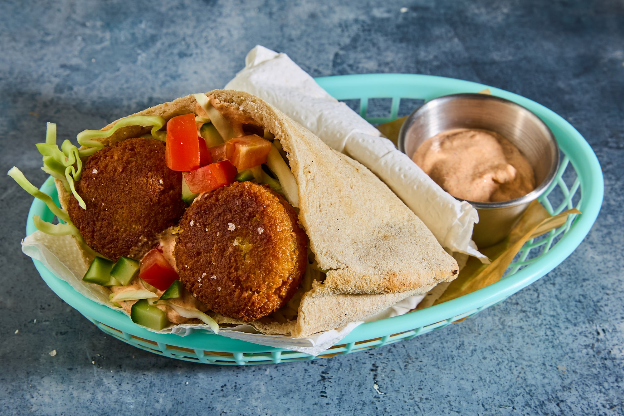 Falafel i pita med karamelliserede mujadara-løg og haydari-yoghurtsauce