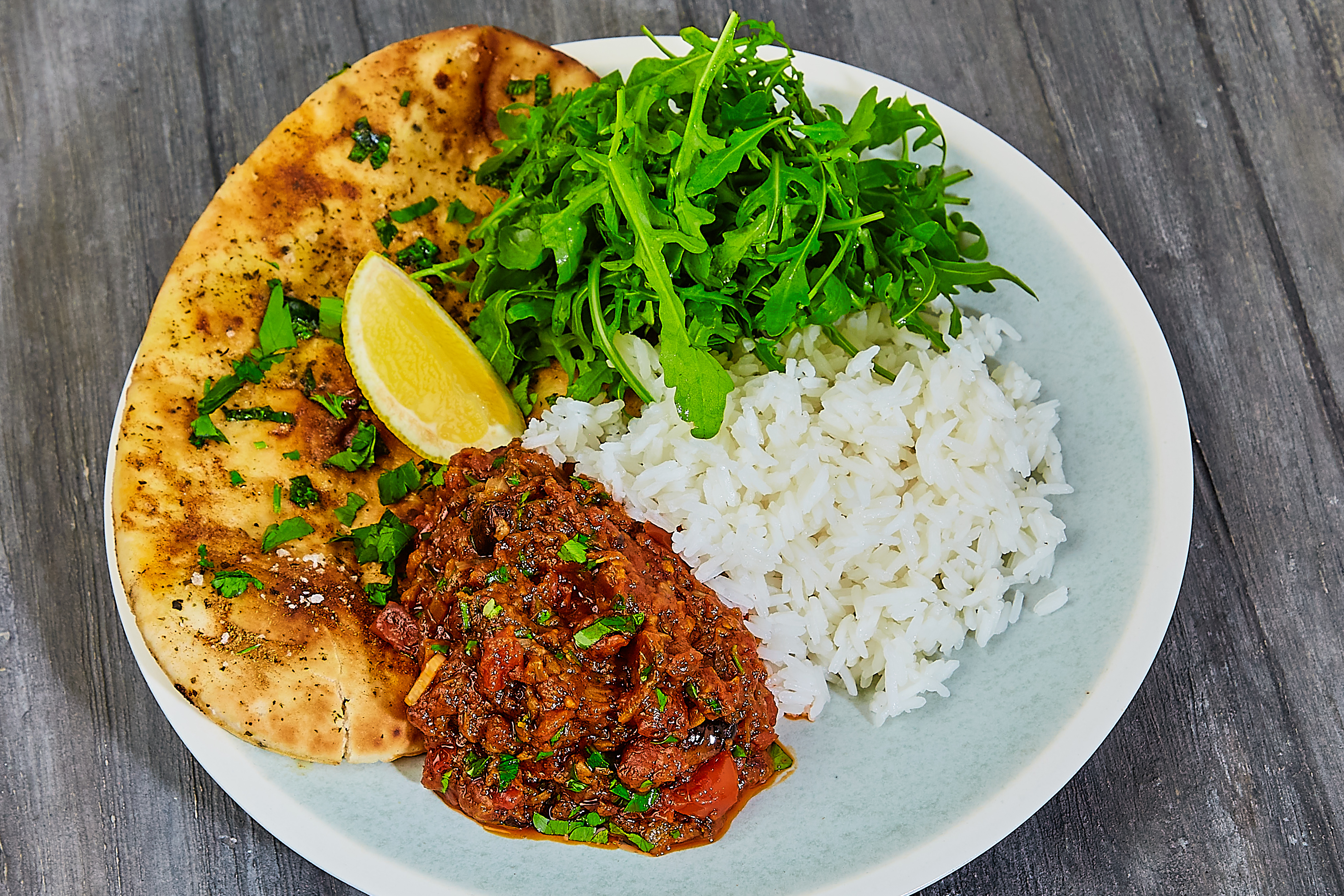 Marokkansk Zaalouk på auberginer med ris, fladbrød og rucola