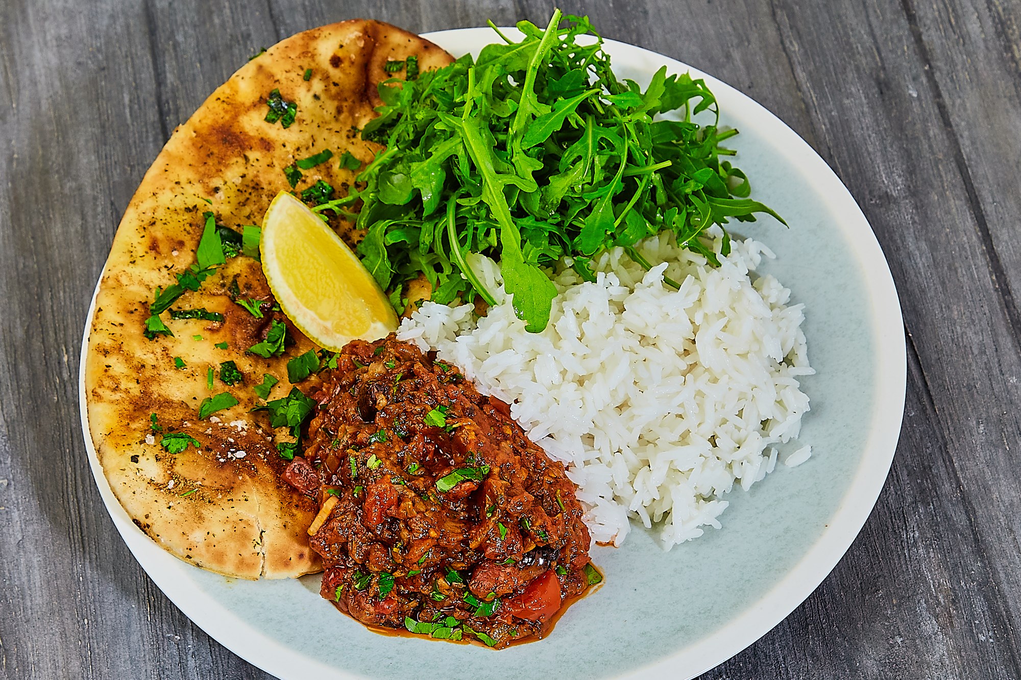 Marokkansk Zaalouk på auberginer med ris, fladbrød og rucola