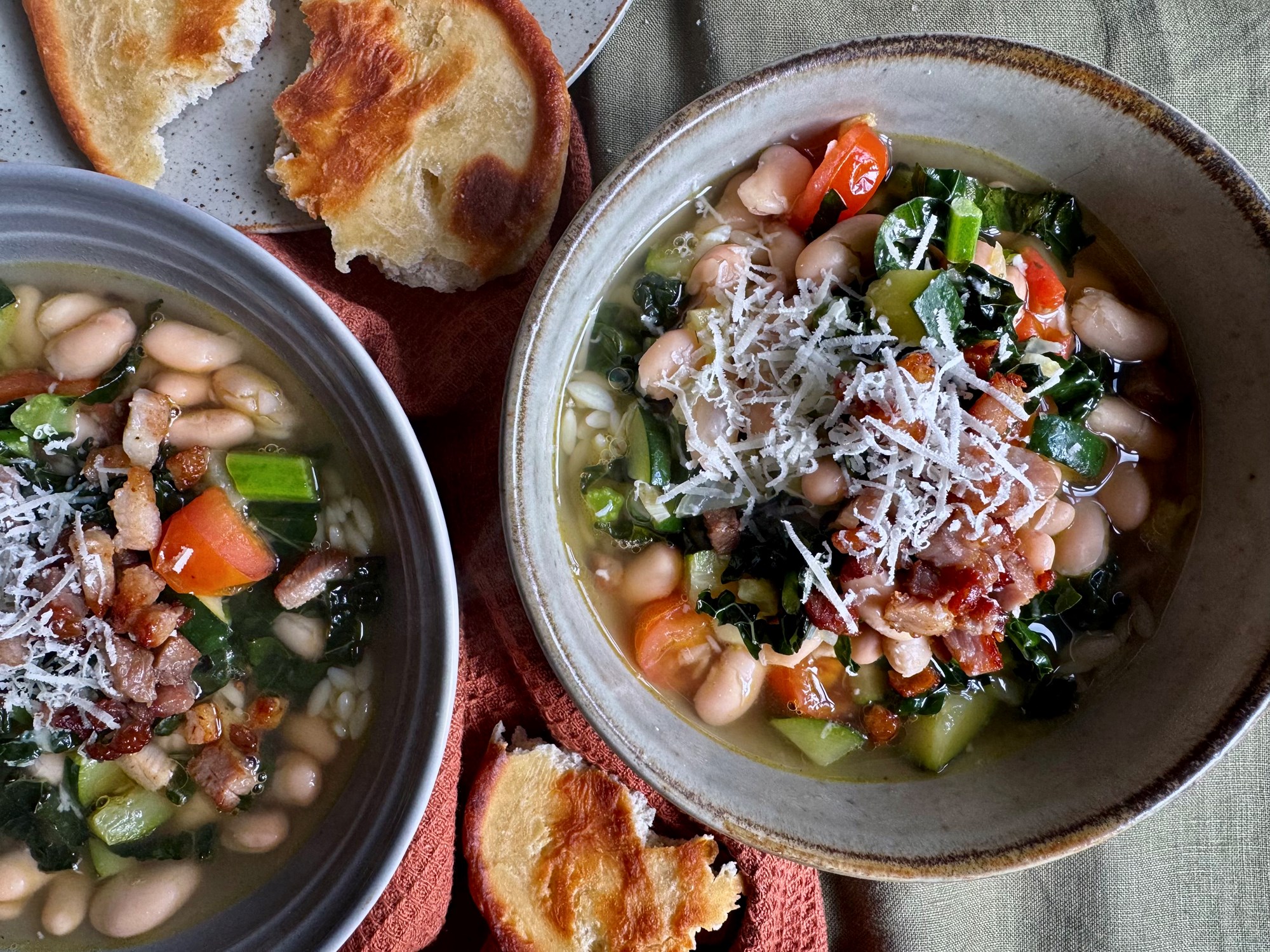 Minestrone med bønner, pasta, bacon, parmesan og lune fladbrød