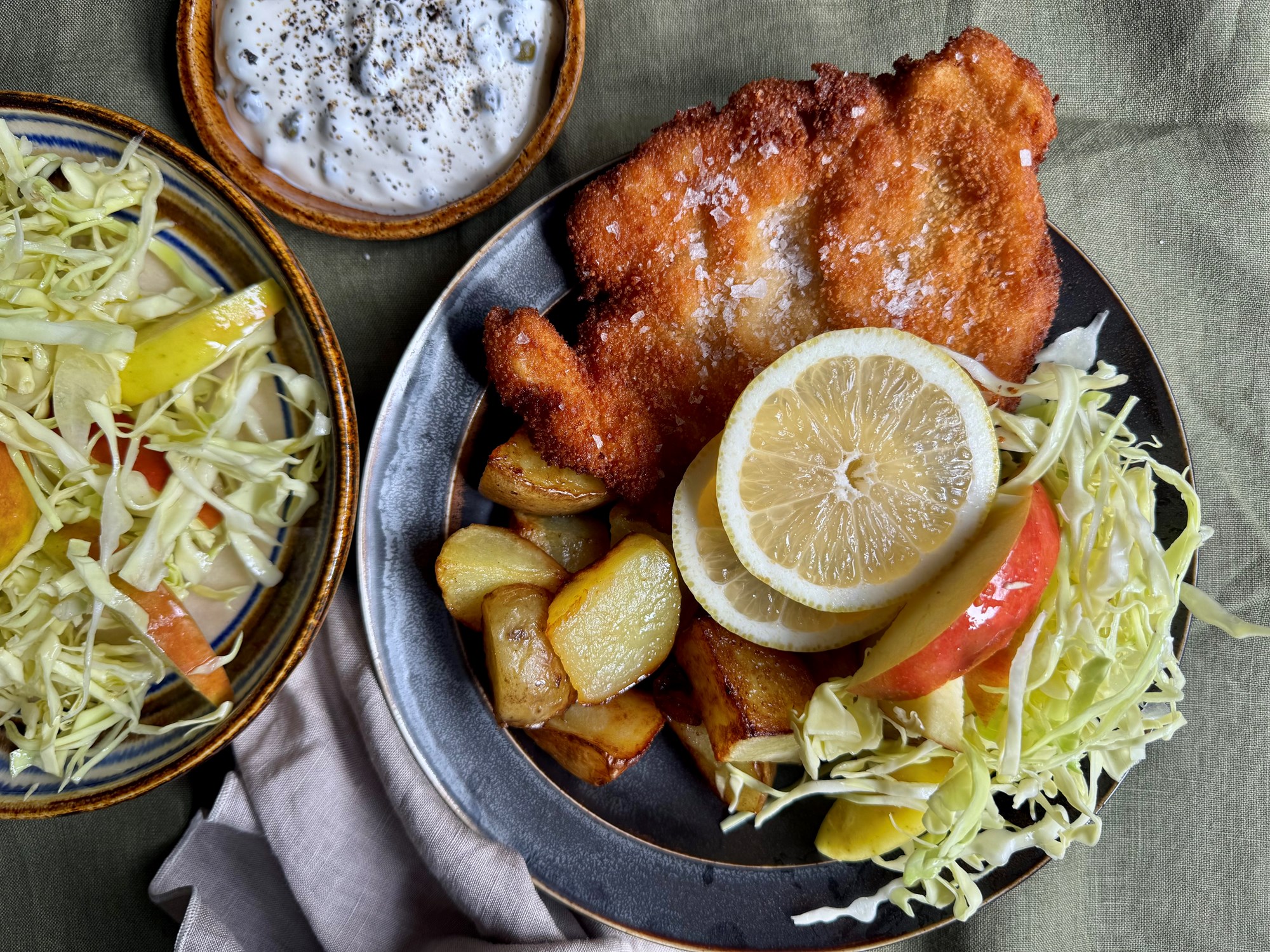 Almost schnitzel med sprød kålsalat og kapersdressing