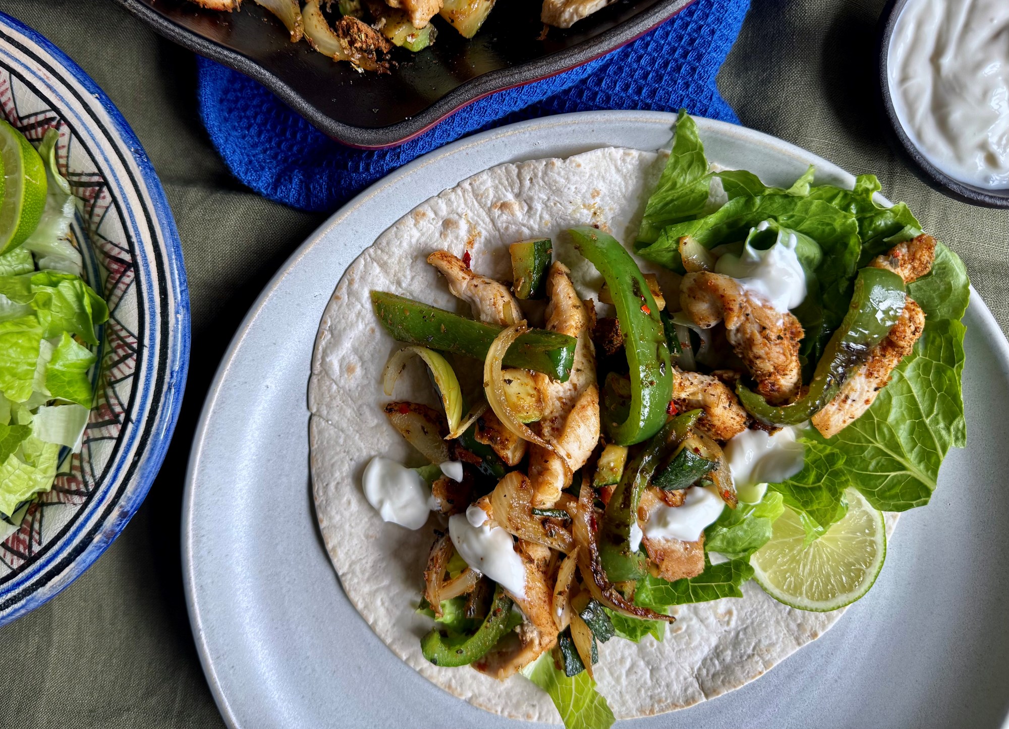 Kylling a la fajita med creme fraiche og bløde tortillas