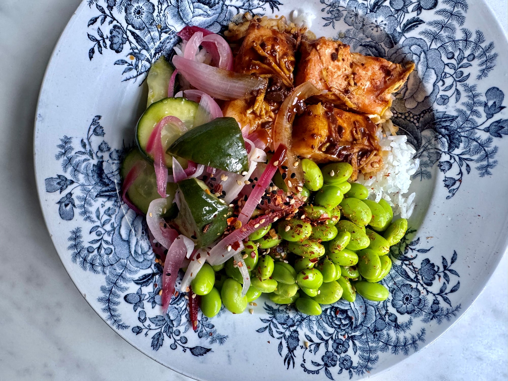 Dampet laks med ingefær, miso, ris og mukimamebønner