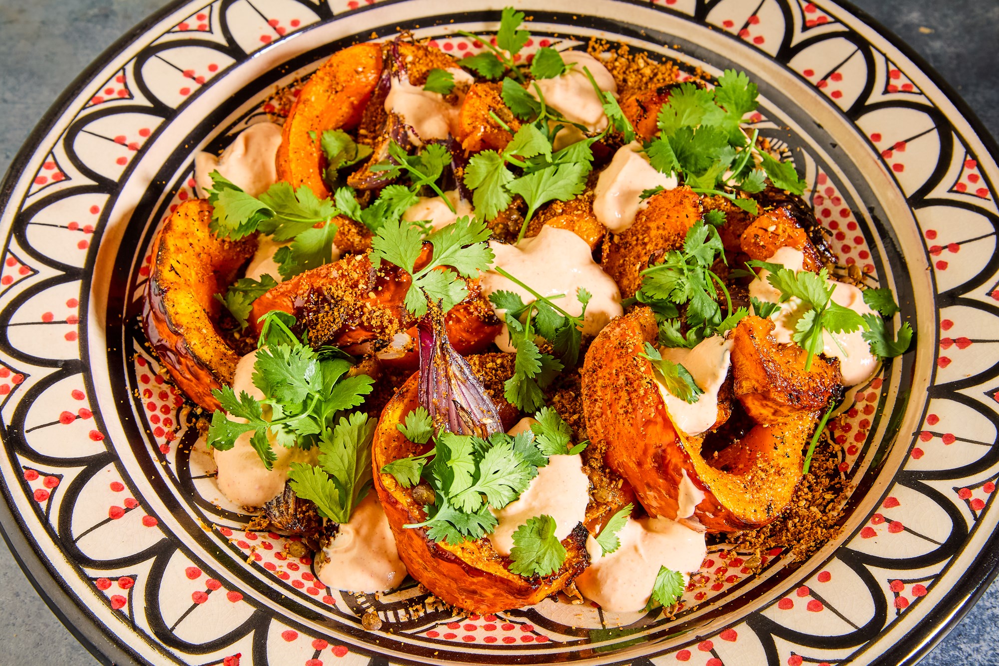 Za’atar bagt hokkaido med puy-linser, chili-yoghurt og dukkah