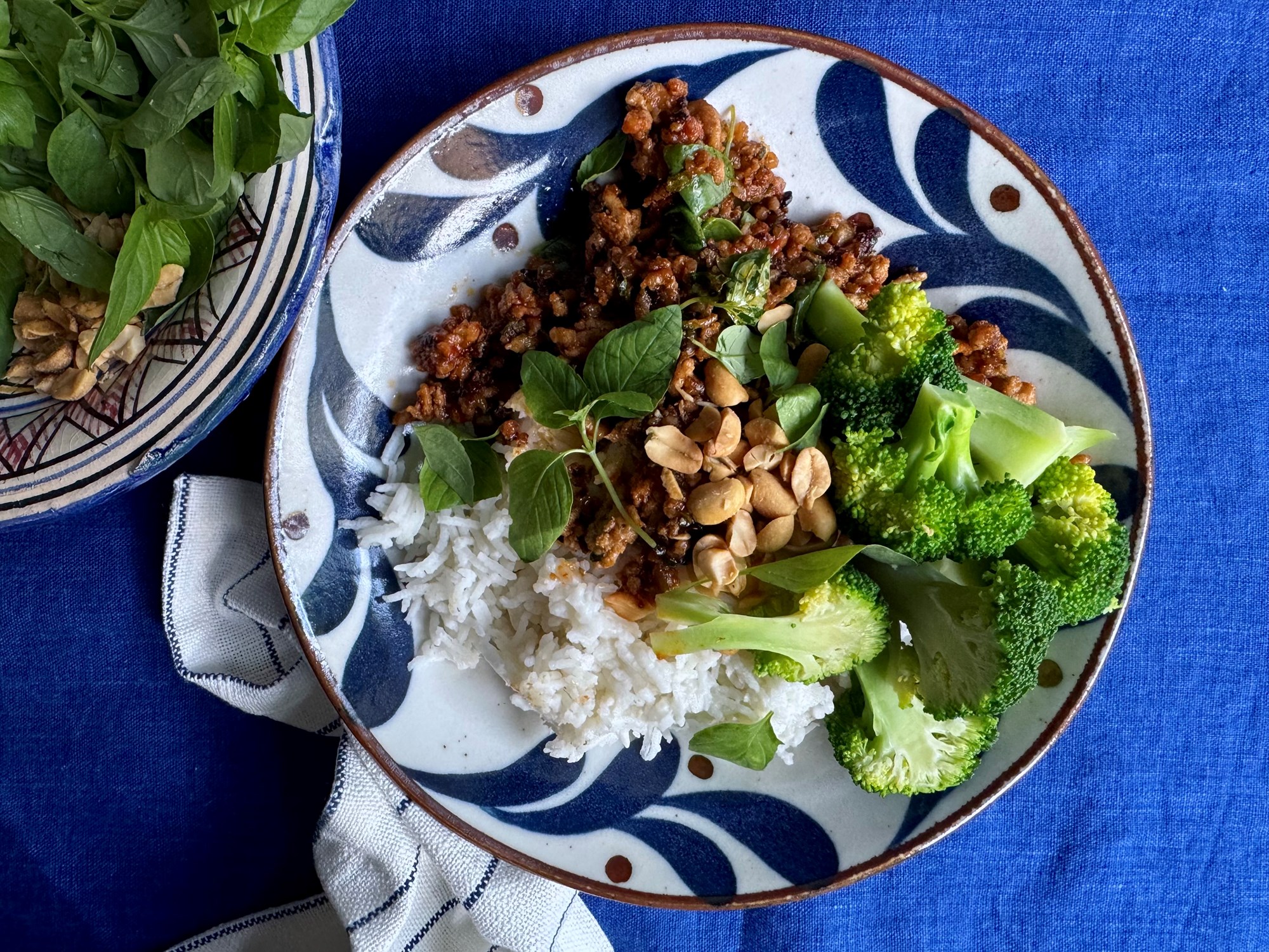 Stegt gris med broccoli, chili, sød basilikum og ris