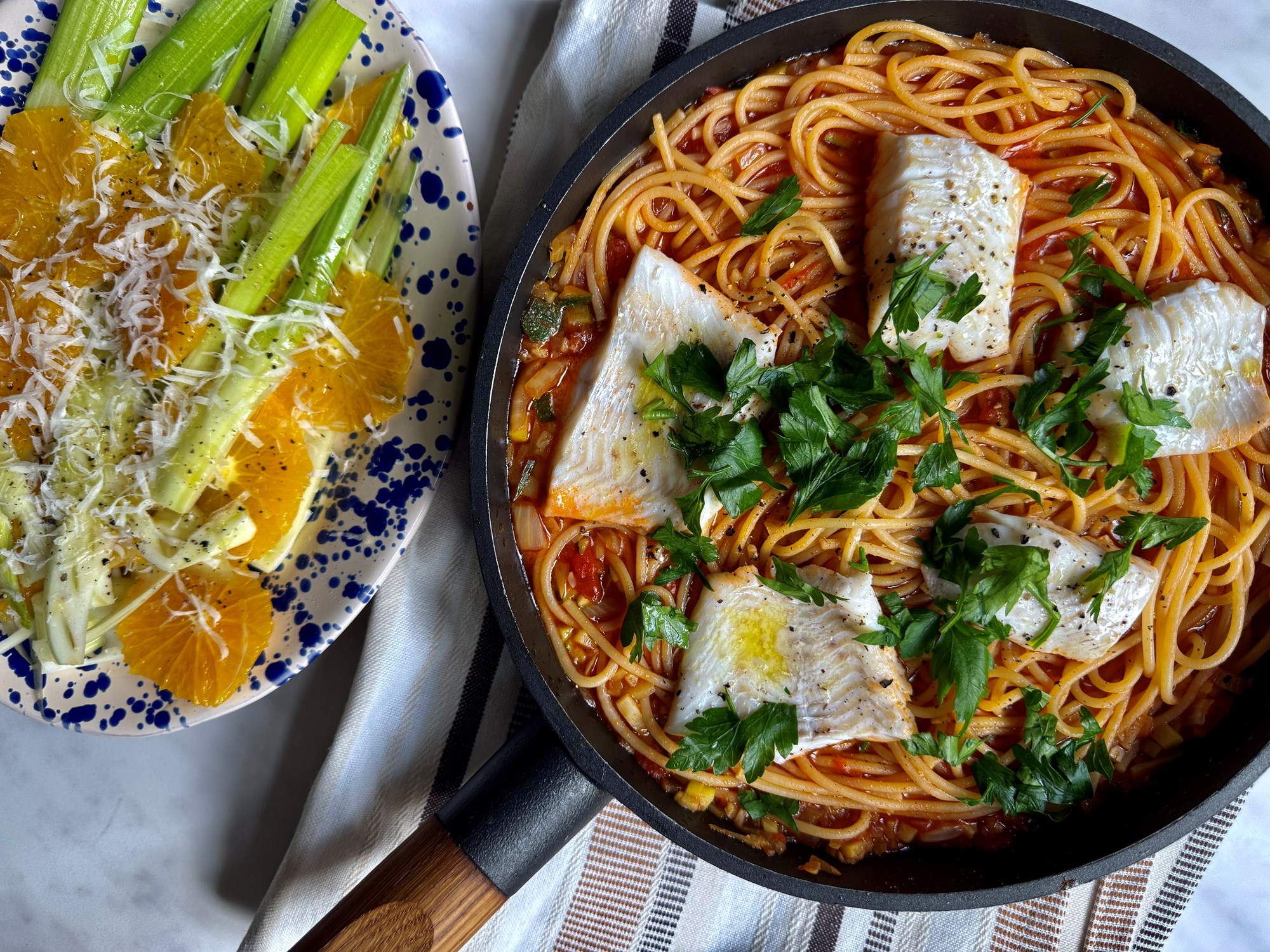 Spaghetti og kulmule i tomatsauce og fennikelsalat med appelsin