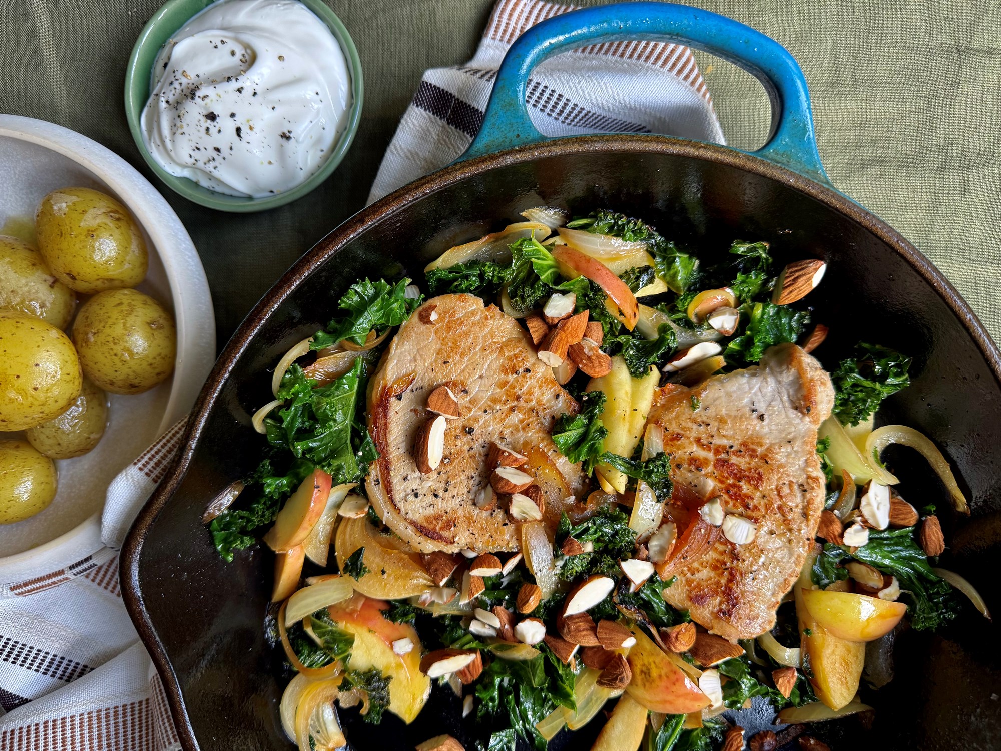 Koteletter med stegte løg, æble, grønkål og mandler