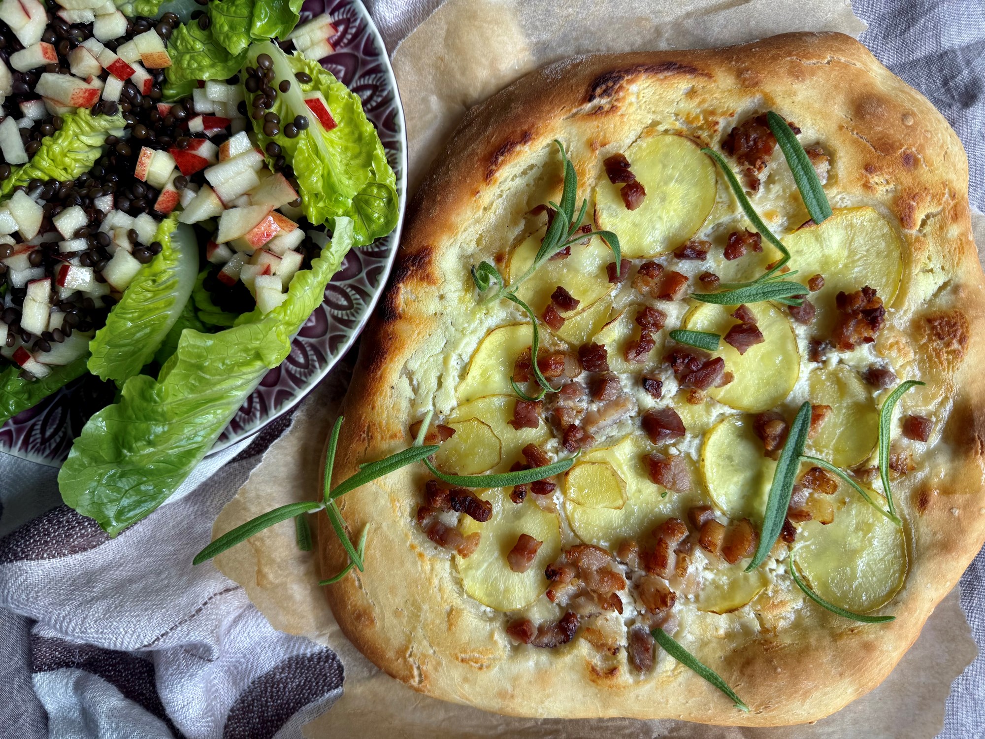 Pizza med ricottacreme, kartofler og bacon & salat med linser