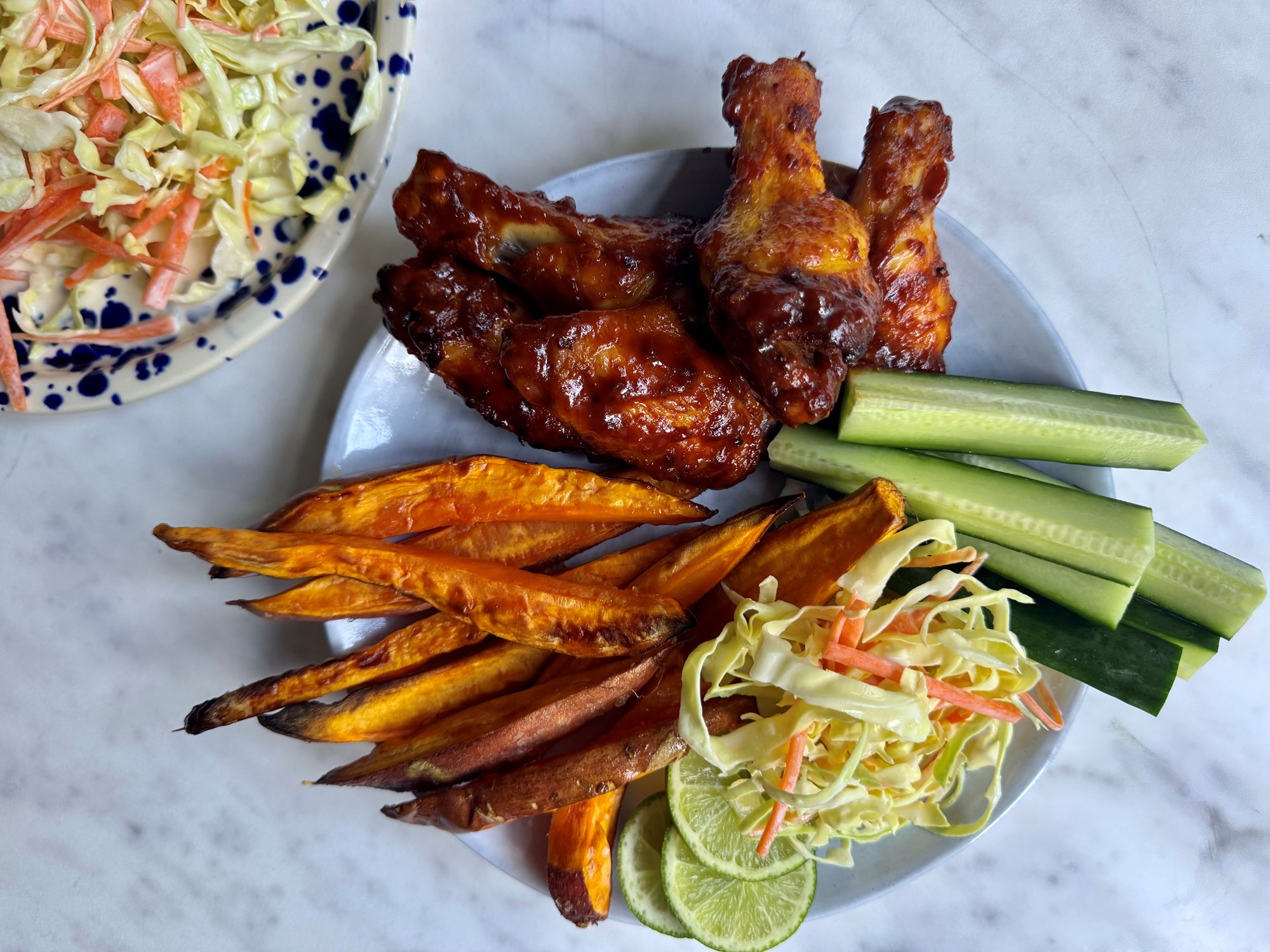 BBQ kyllingevinger med søde kartofler og coleslaw