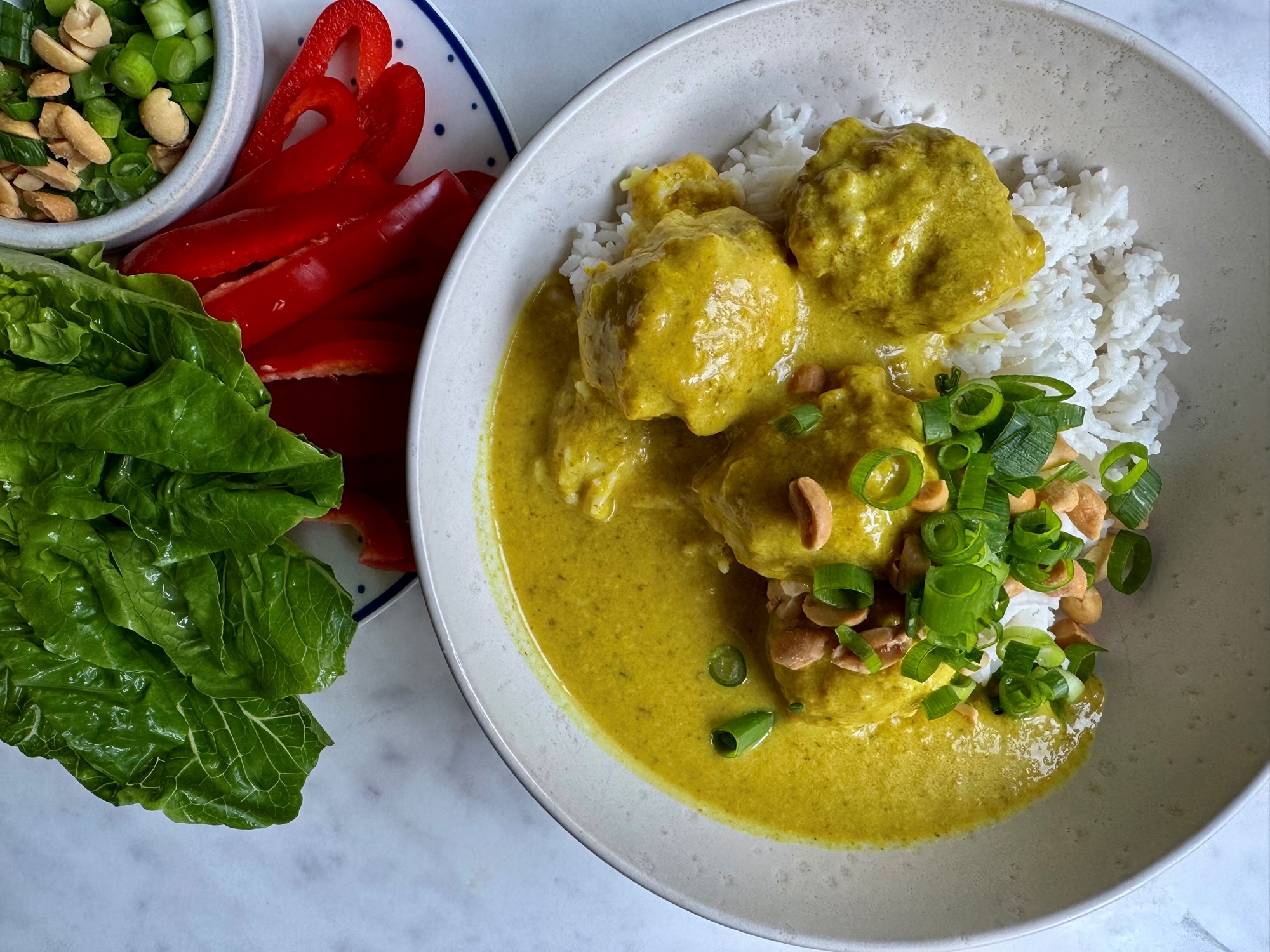 HEAT - Boller i karry med ris og peanuts