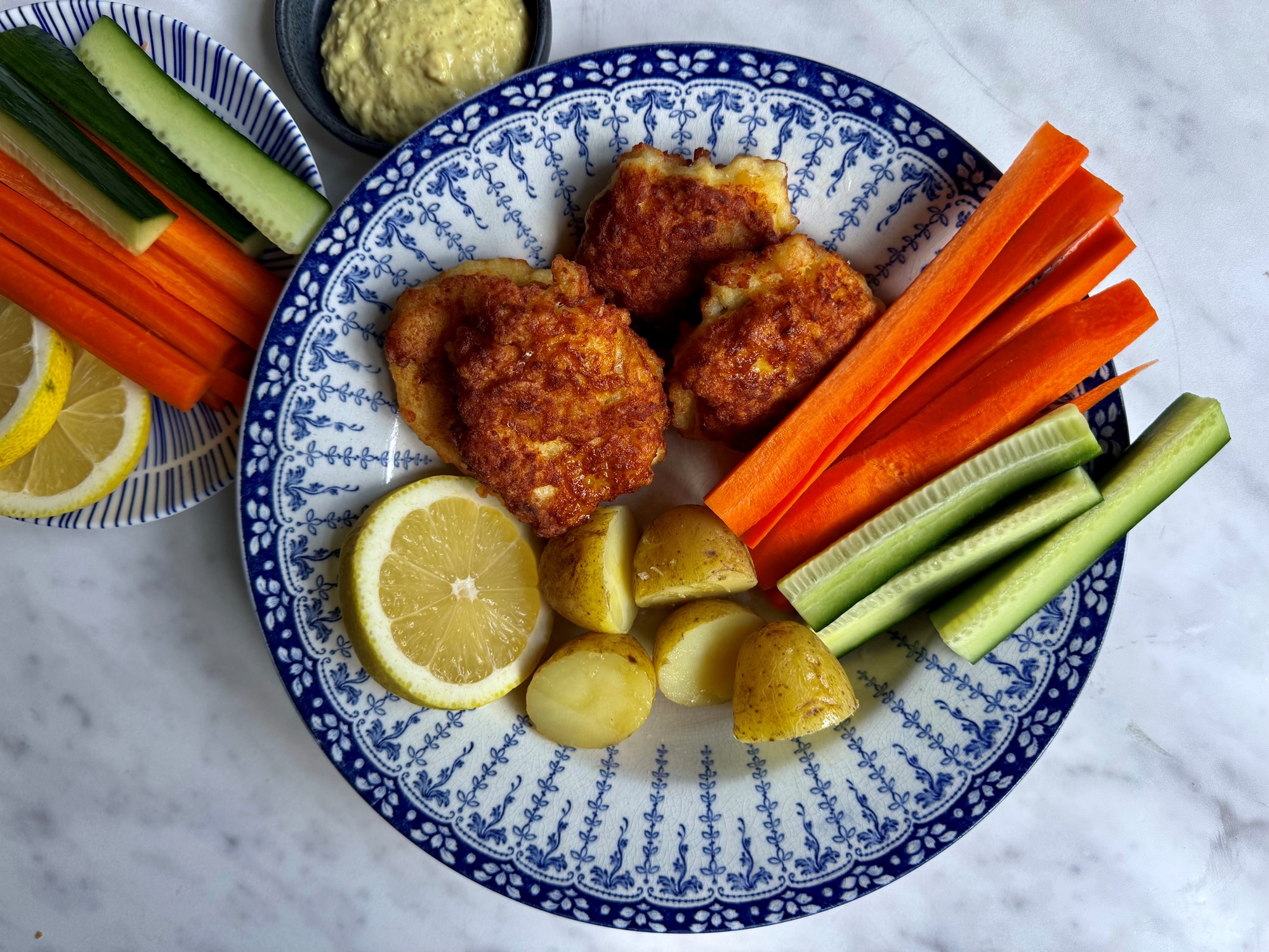 Fiskefrikadeller med remoulade, kartofler og snack grønt