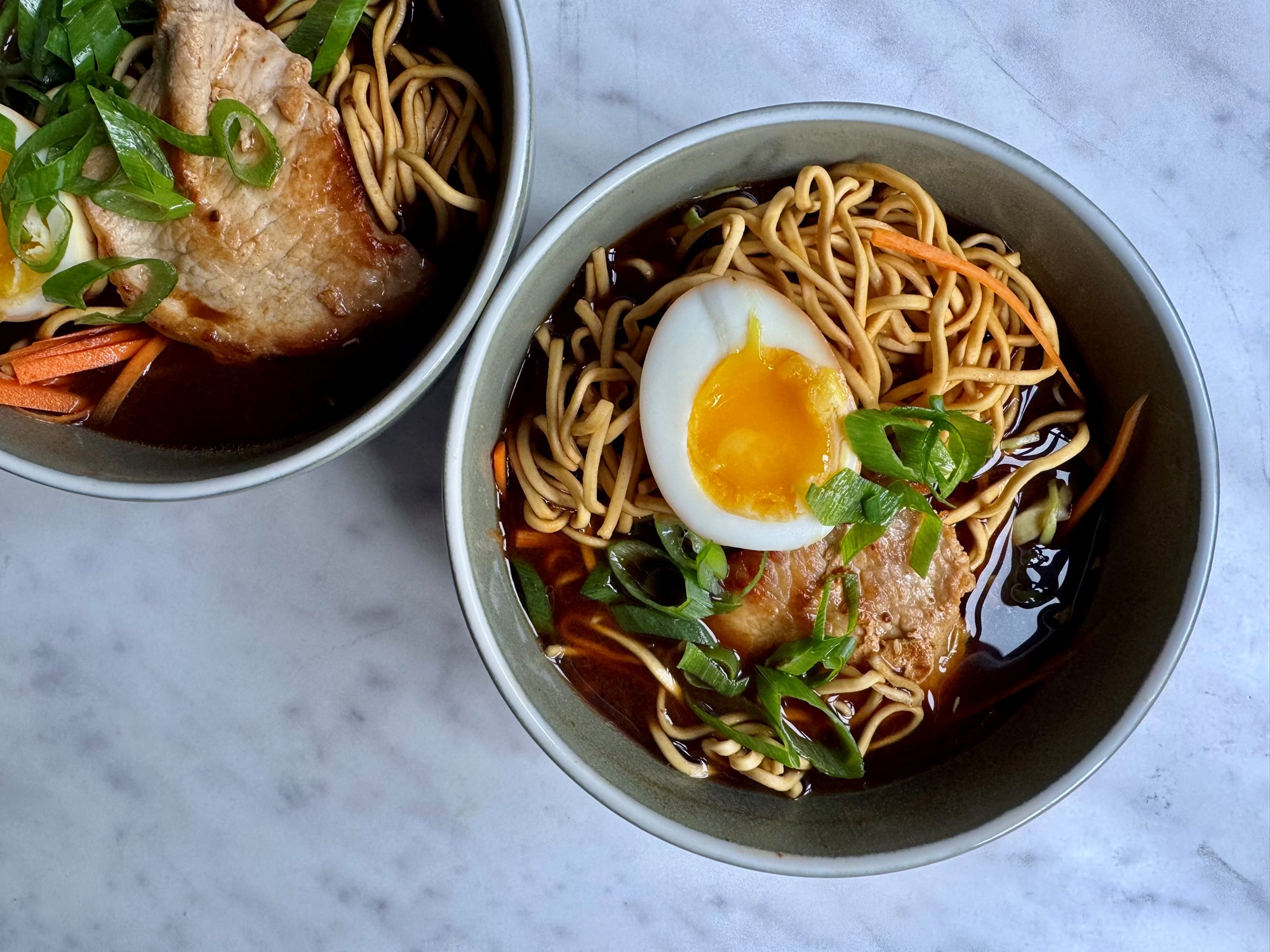Saml selv misosuppe med gris, syltede æg og nudler