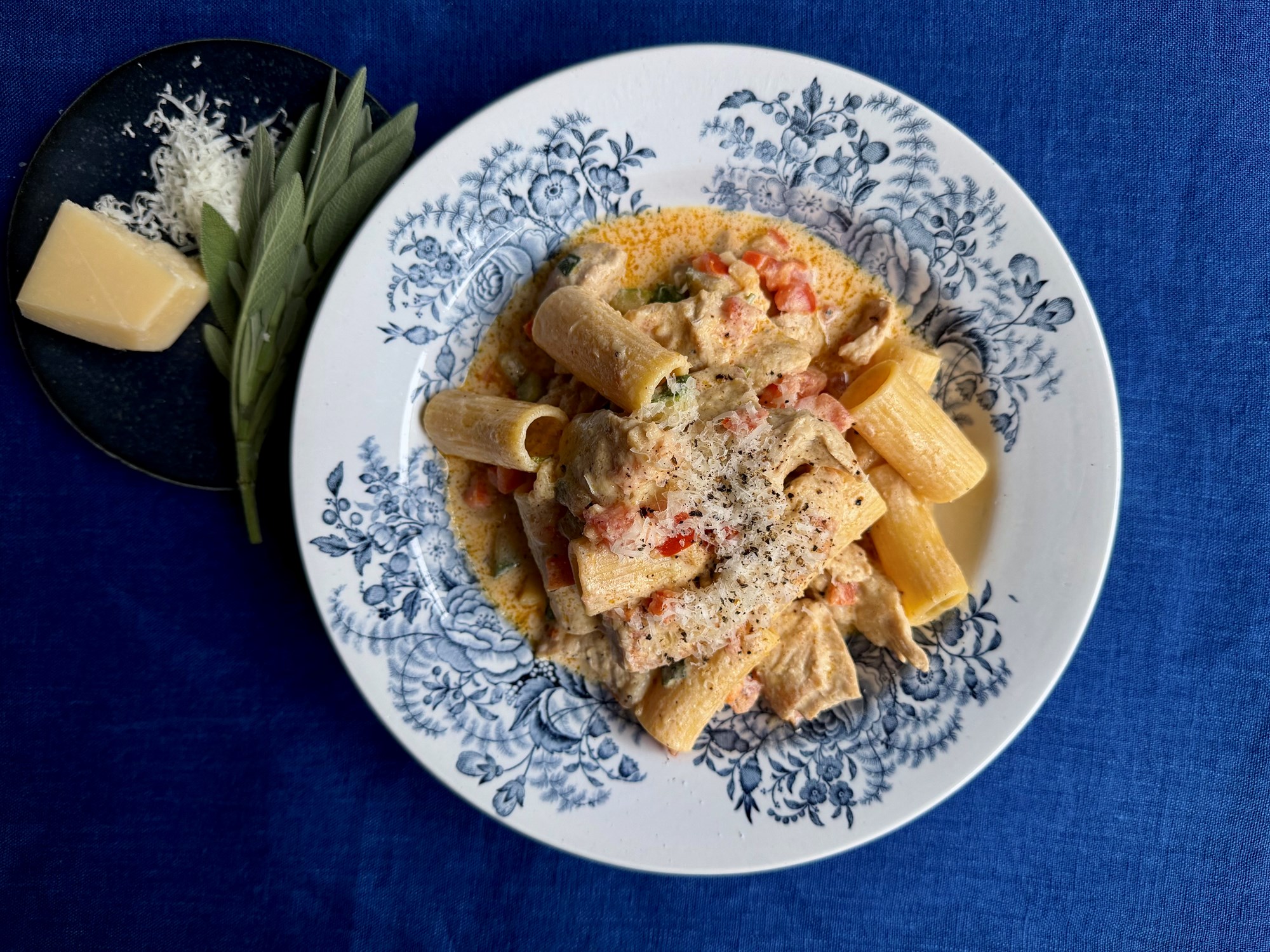 Pasta med gris i strimler, ricotta, salvie og parmesan