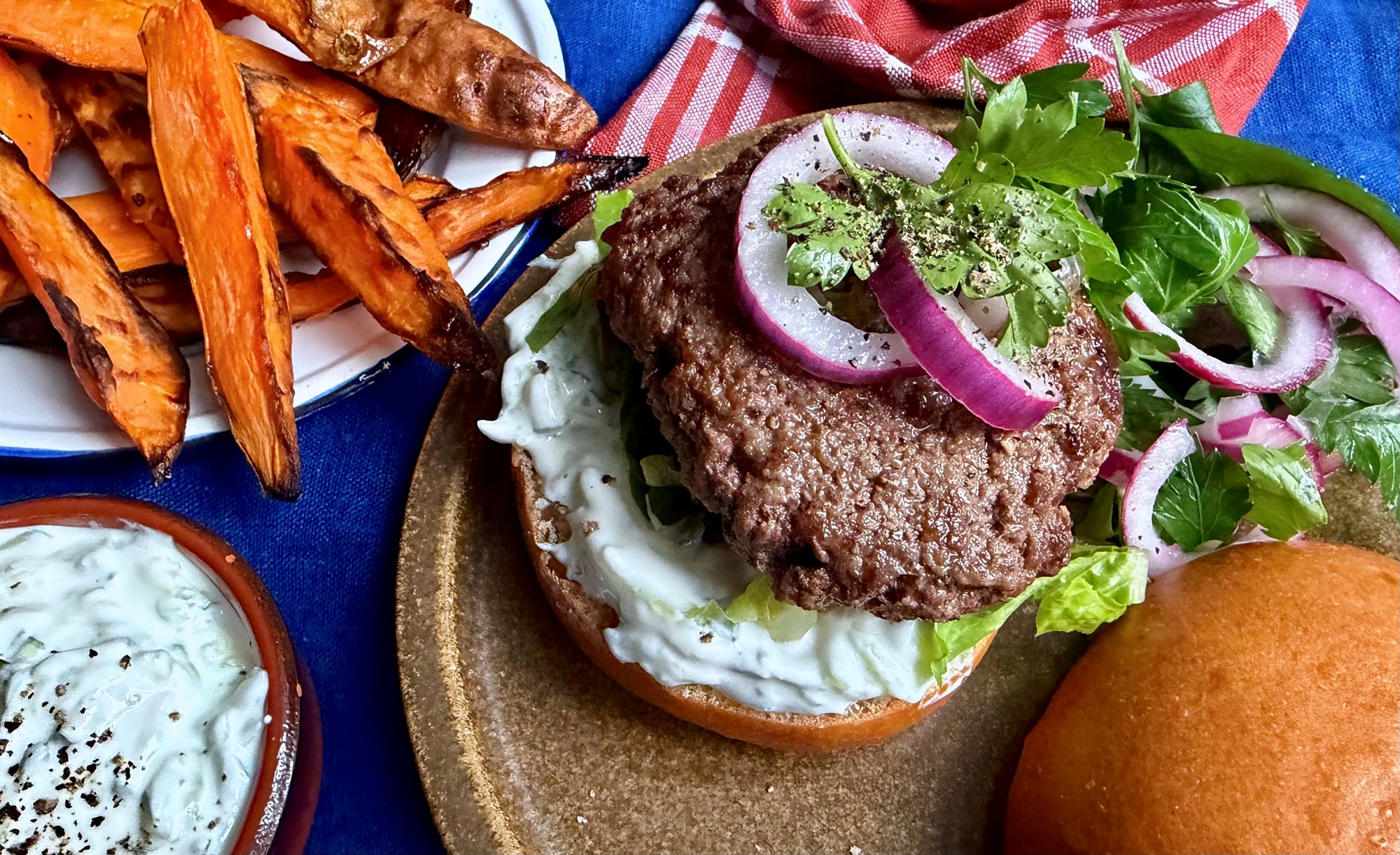 Nem burger med søde kartofler, tzatziki og løgsalat