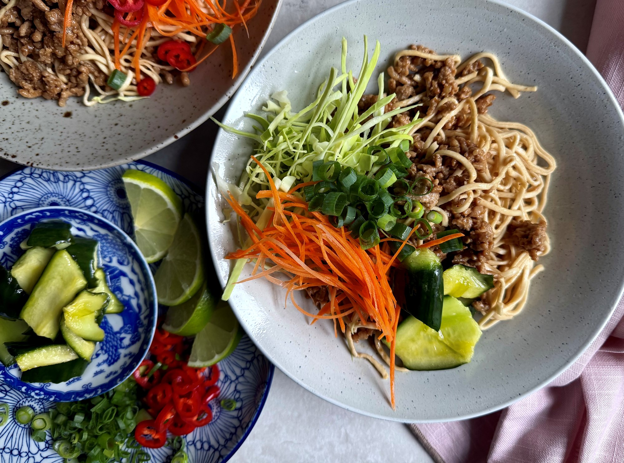 Lun nudelsalat med peanutbutter-gris, syltet agurk og sprød kål