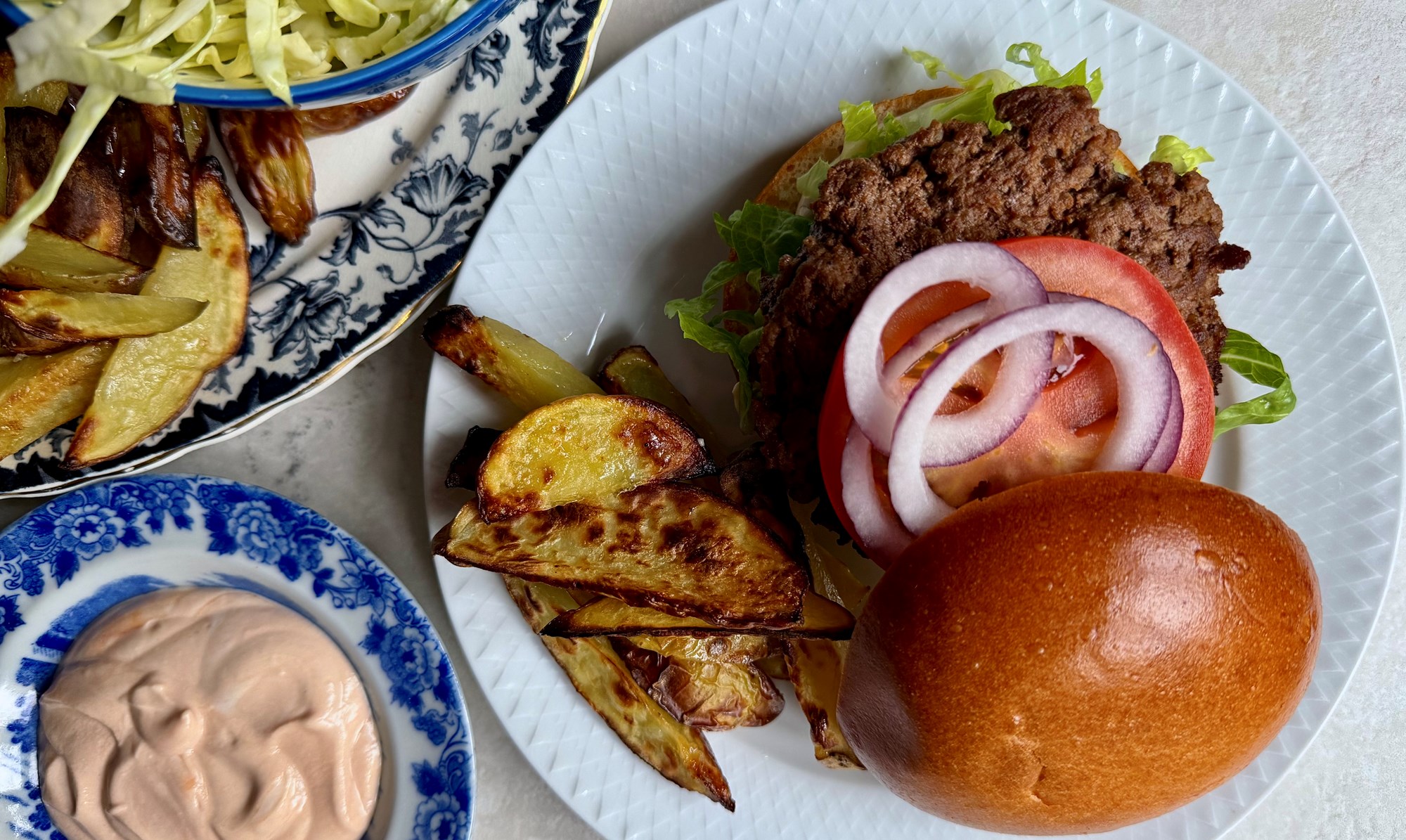 Burger med ketchupdressing, ovnkartofler og slaw