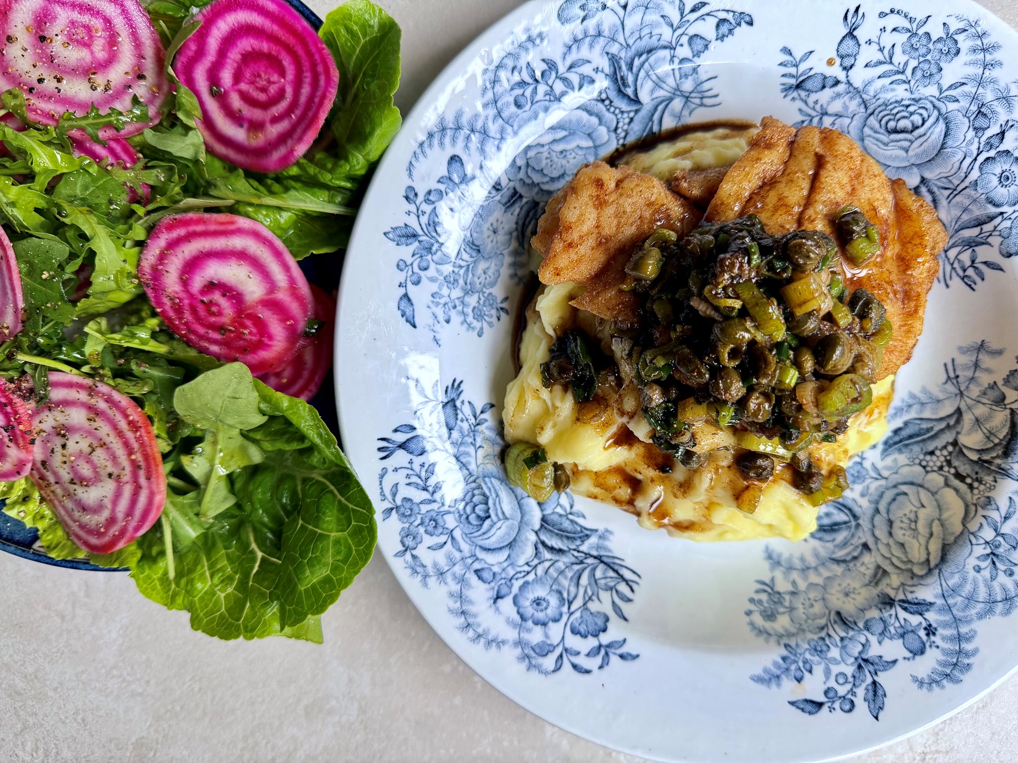 Meunierestegt kuller med mos, kapers og salat med bolsjebeder