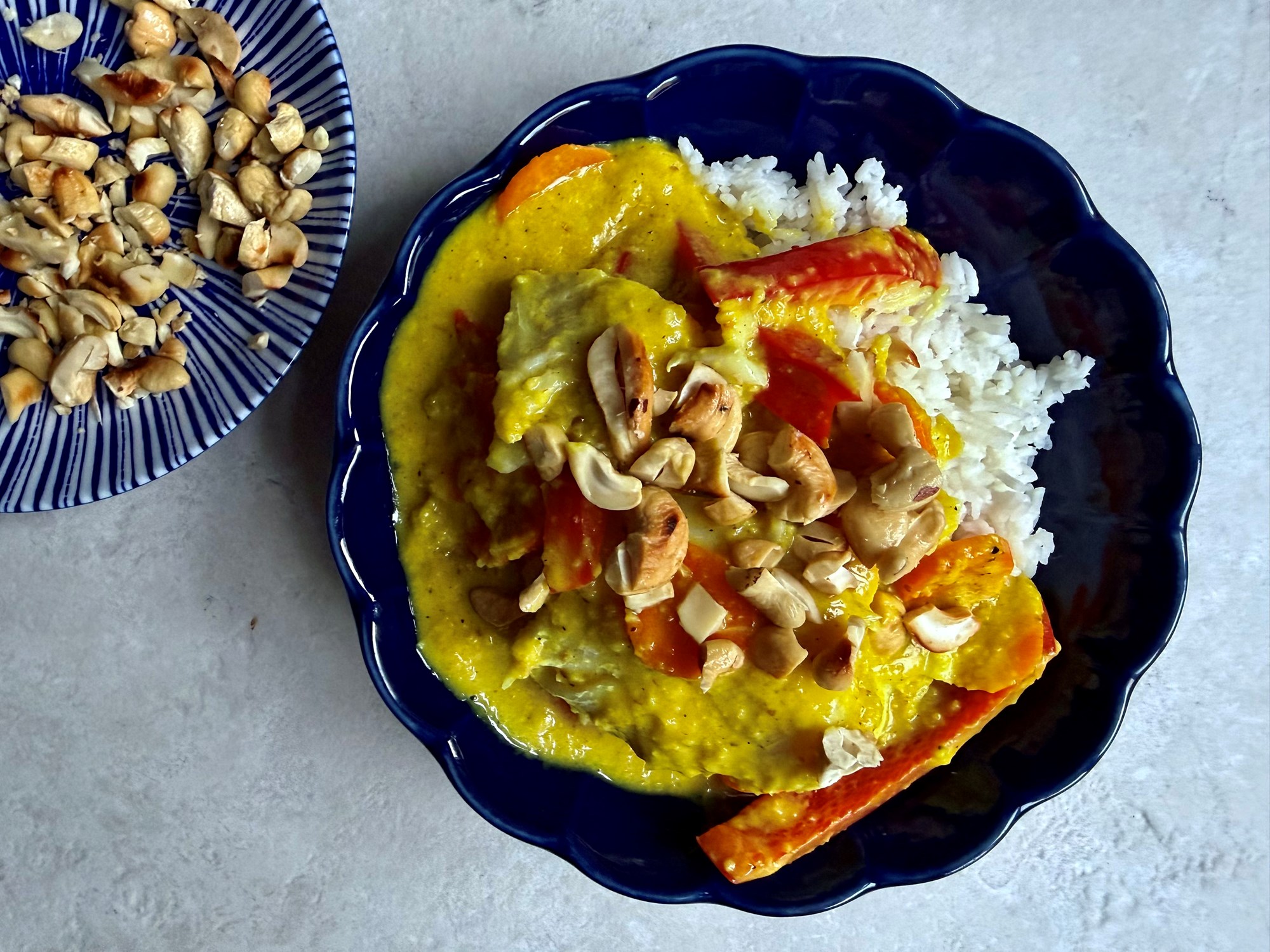 Kuller i mild karry med ris, grøntsager og cashewnødder