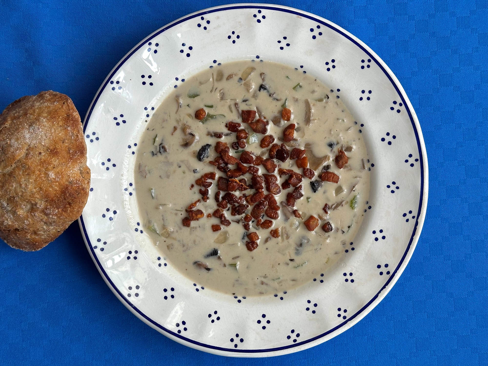 Svampe i cremet suppe med sprød bacon og brød