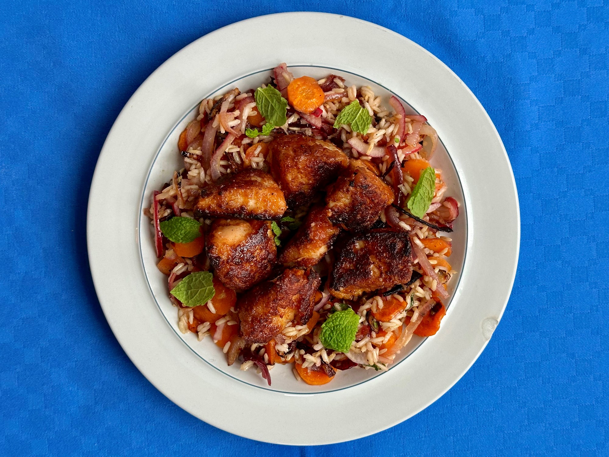 Srirachastegt lange i rissalat med bagt grønt og mynte