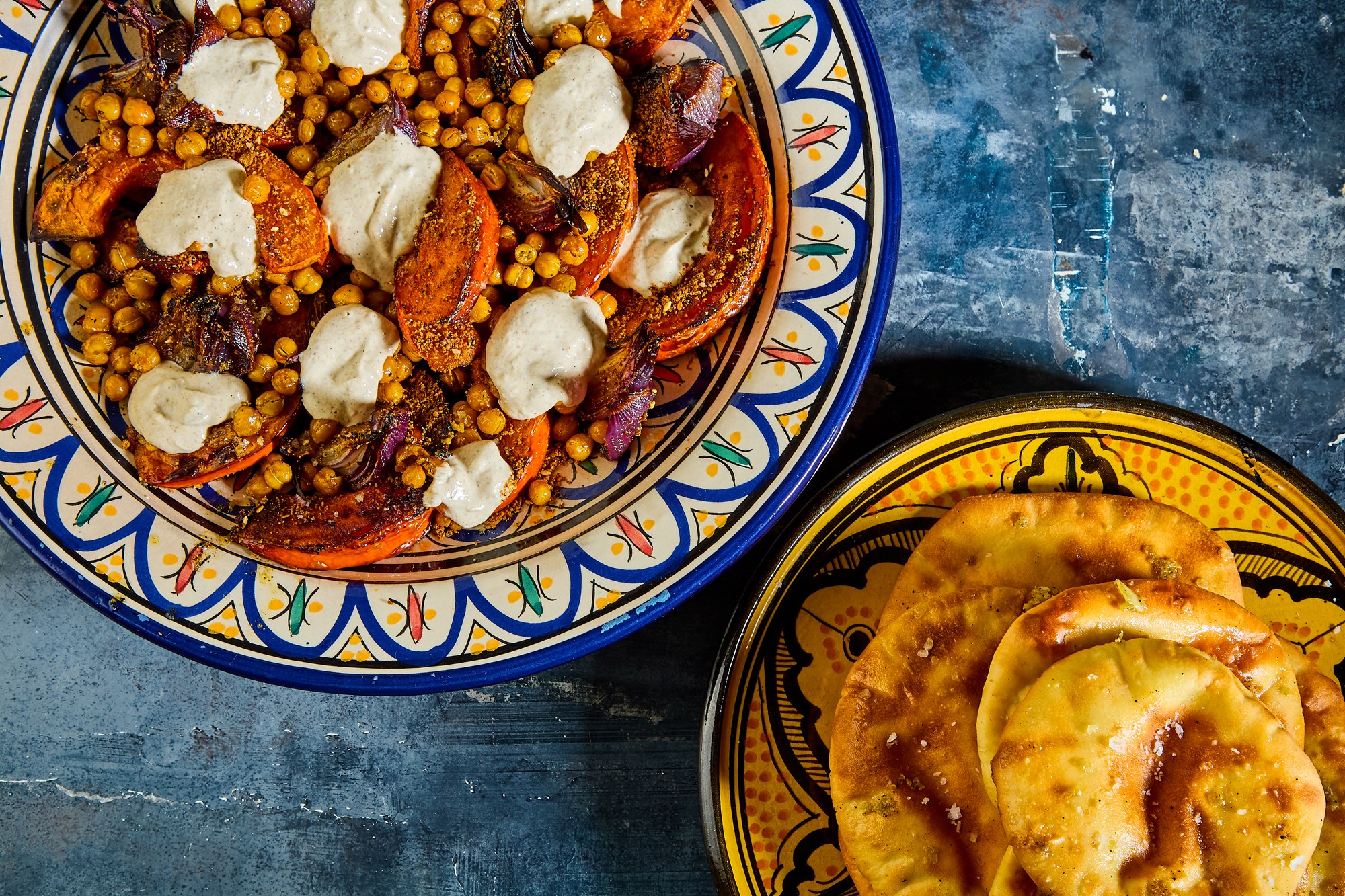 Hokkaido med krydrede kikærter, dukkah, tahin-yoghurt og pandestegte fladbrød