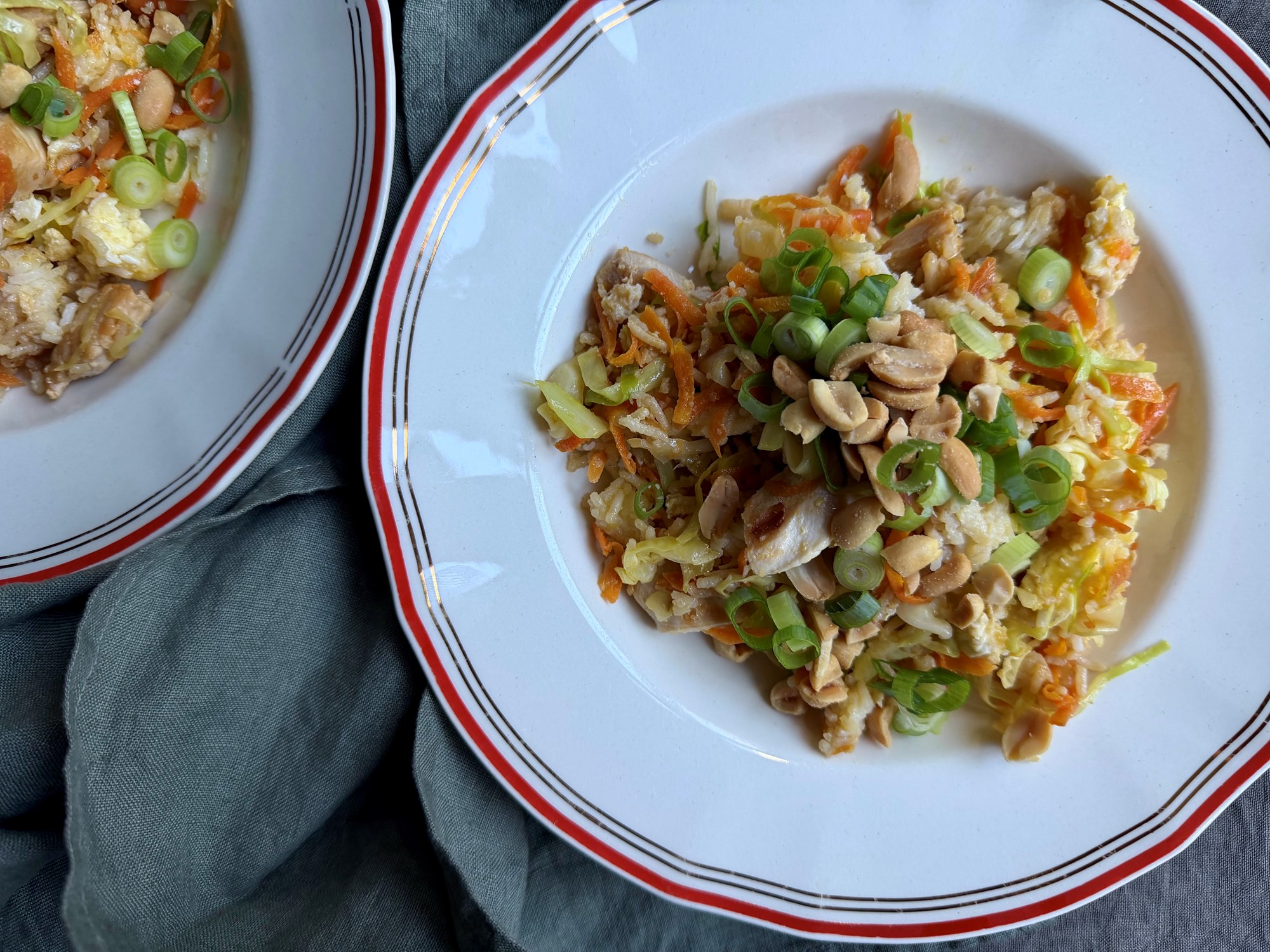 Stegte ris med kylling, spidskål, peanuts og æg