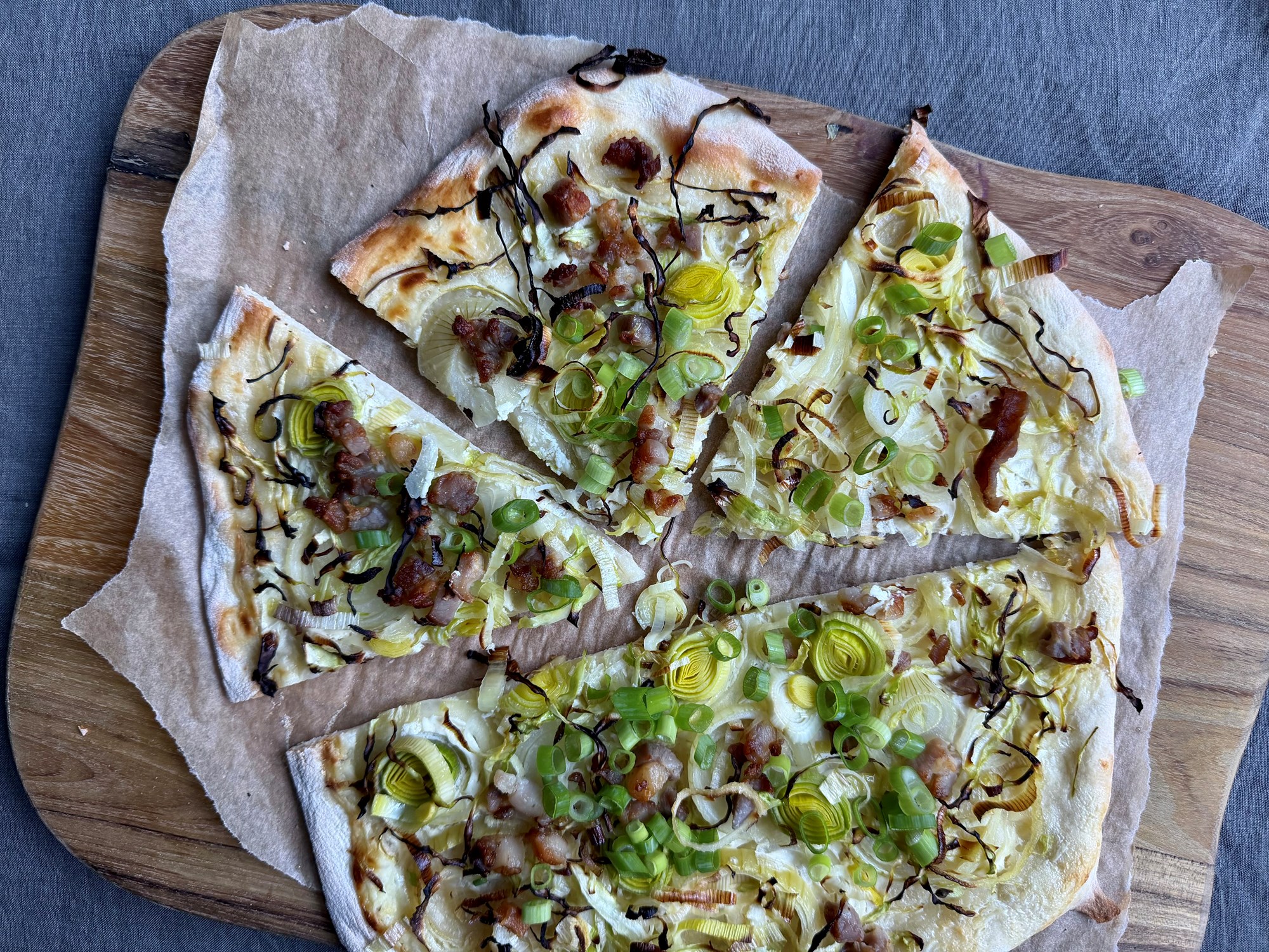 Ekstra grøn flammkuchen med bacon og spidskål