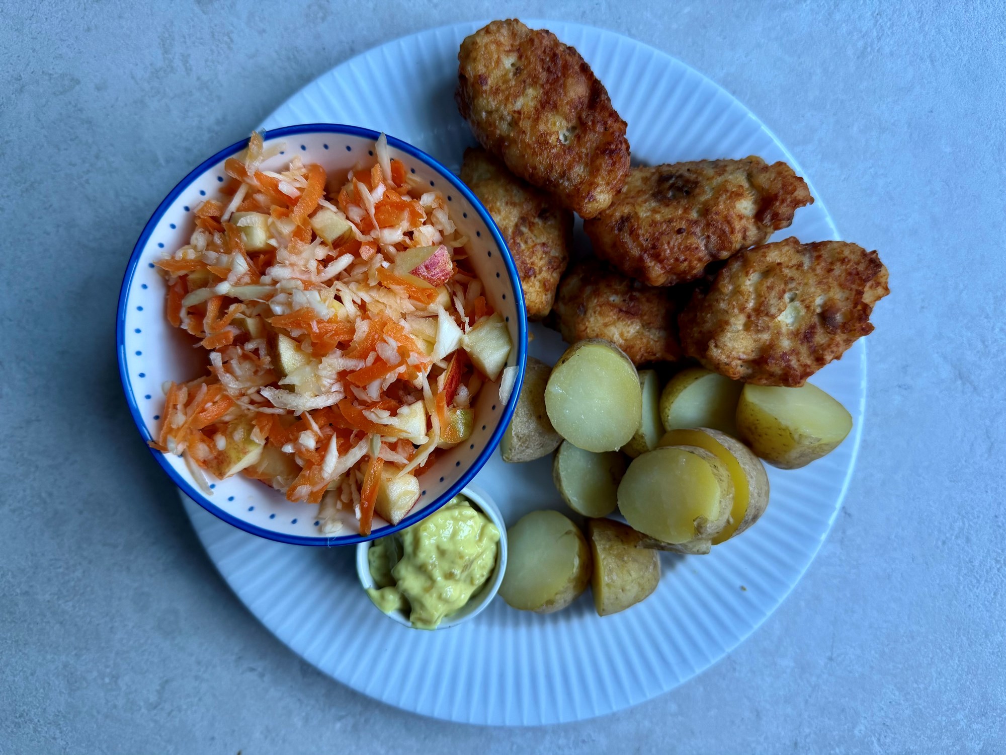 Fiskefrikadeller med remoulade og råkost med hvidkål og æble