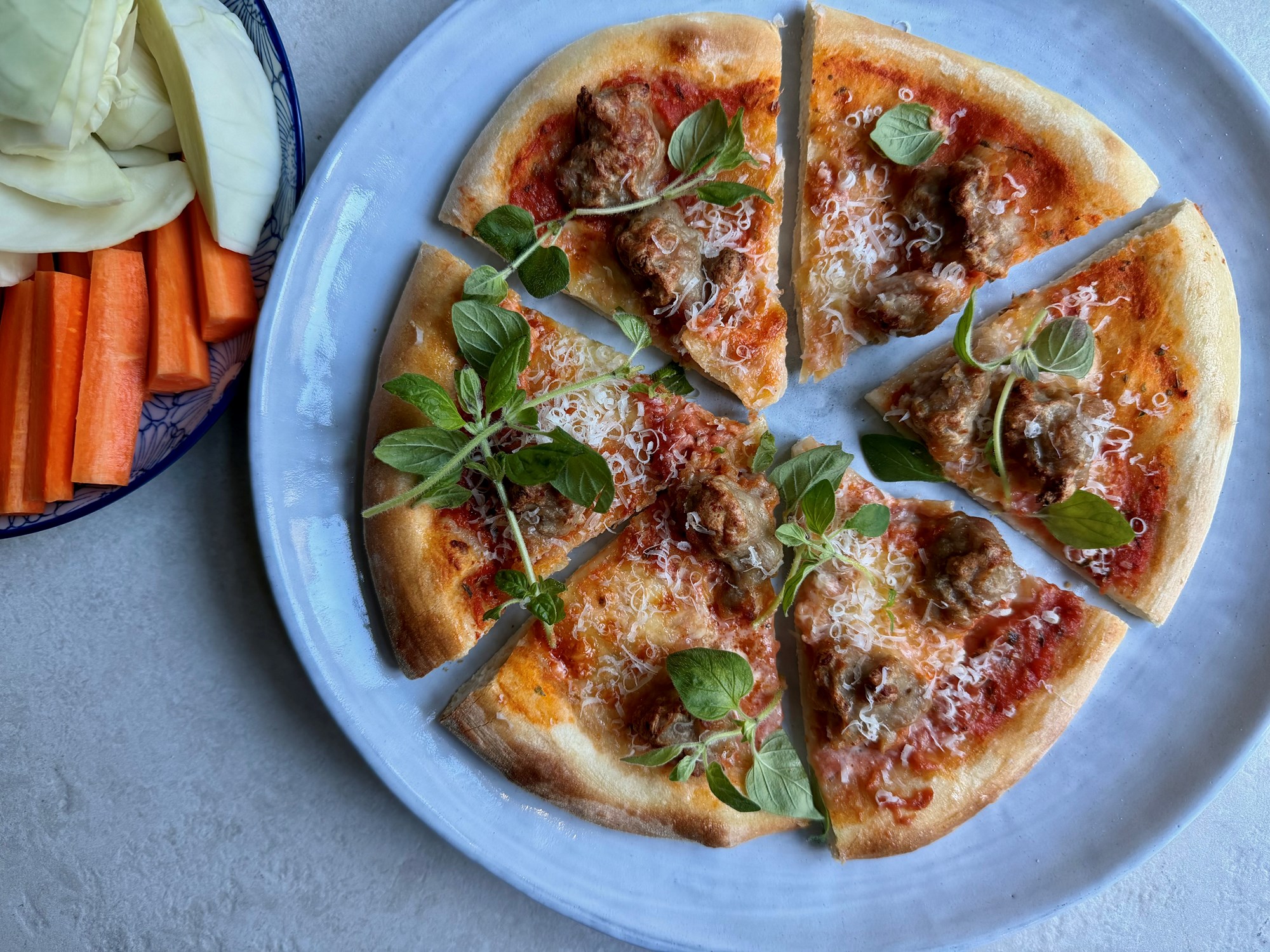 Pizza med tomat, mozzarella og små kødboller
