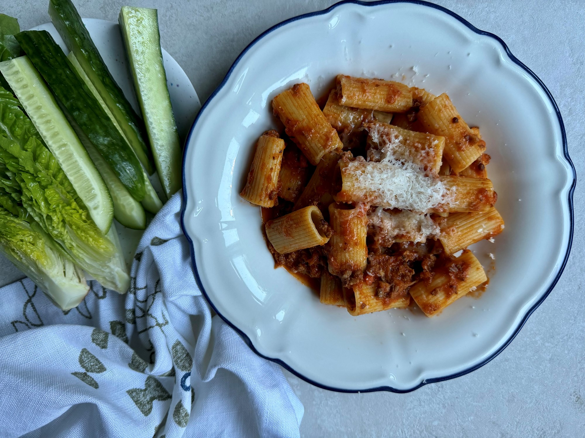 HEAT - Pasta bolognese med parmesan og salat