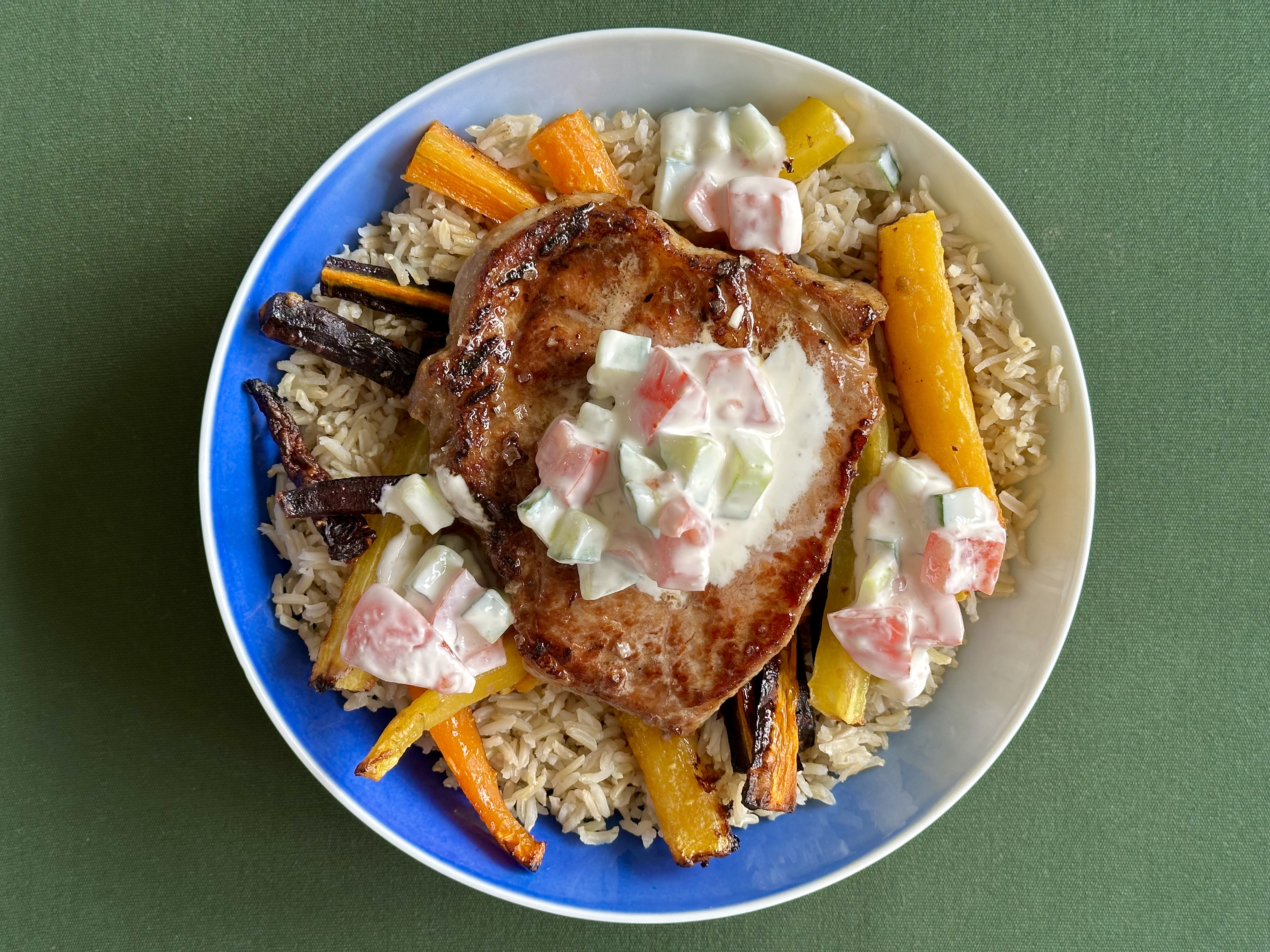 Stegt kotelet med bagte rødder og raita