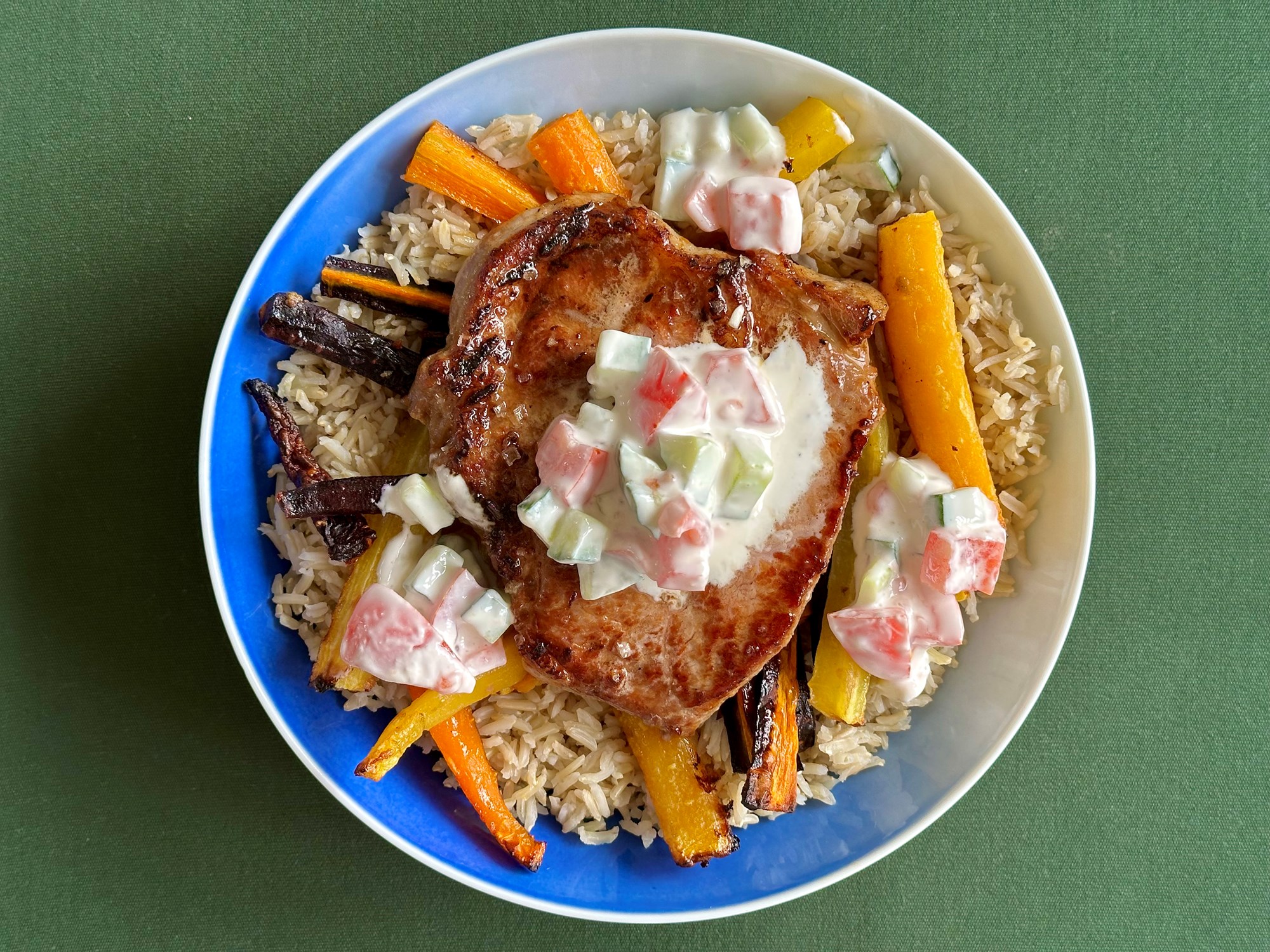 Stegt svinekotelet med grillede rødder og raita