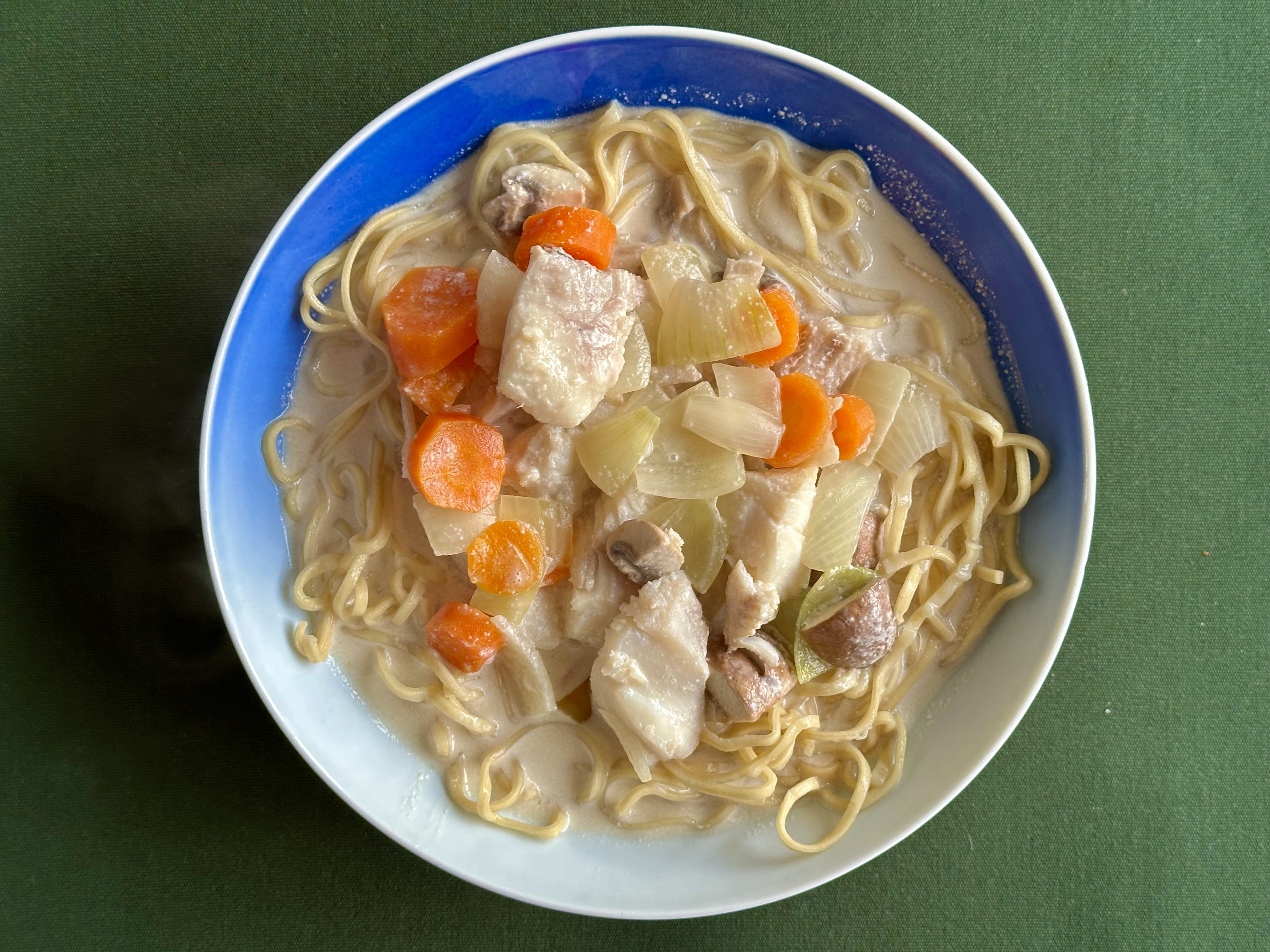 Thailandsk kokossuppe med kuller, champignon og nudler