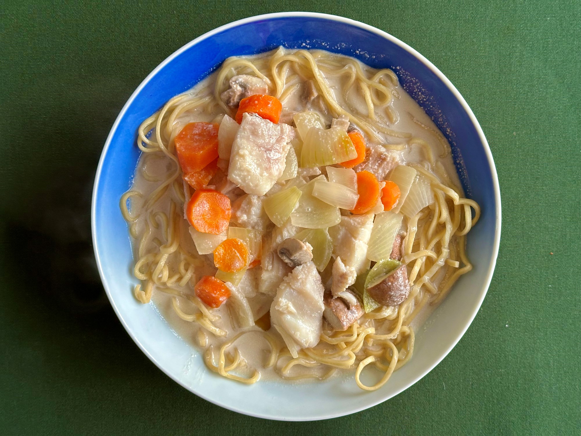 Thailandsk kokossuppe med kuller, champignon og nudler