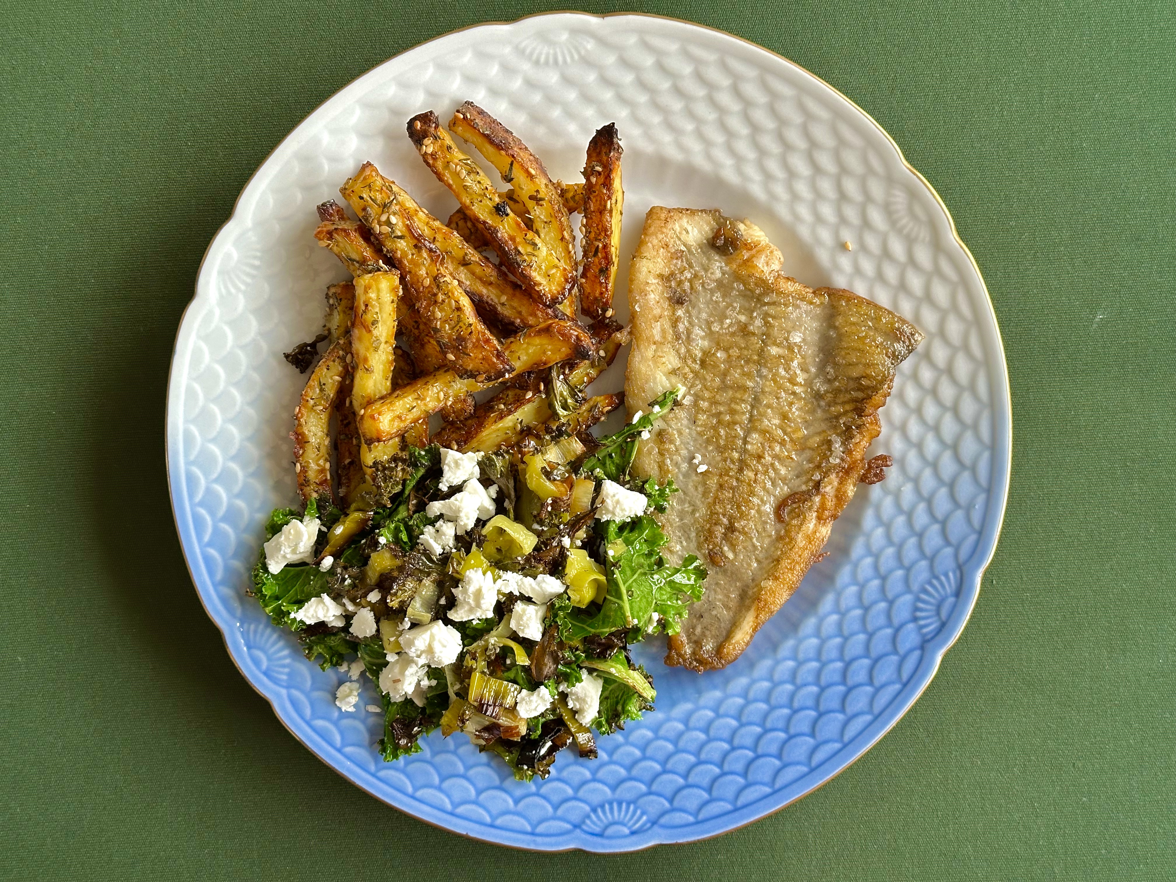 Stegte spætter med grønkål og kotaost
