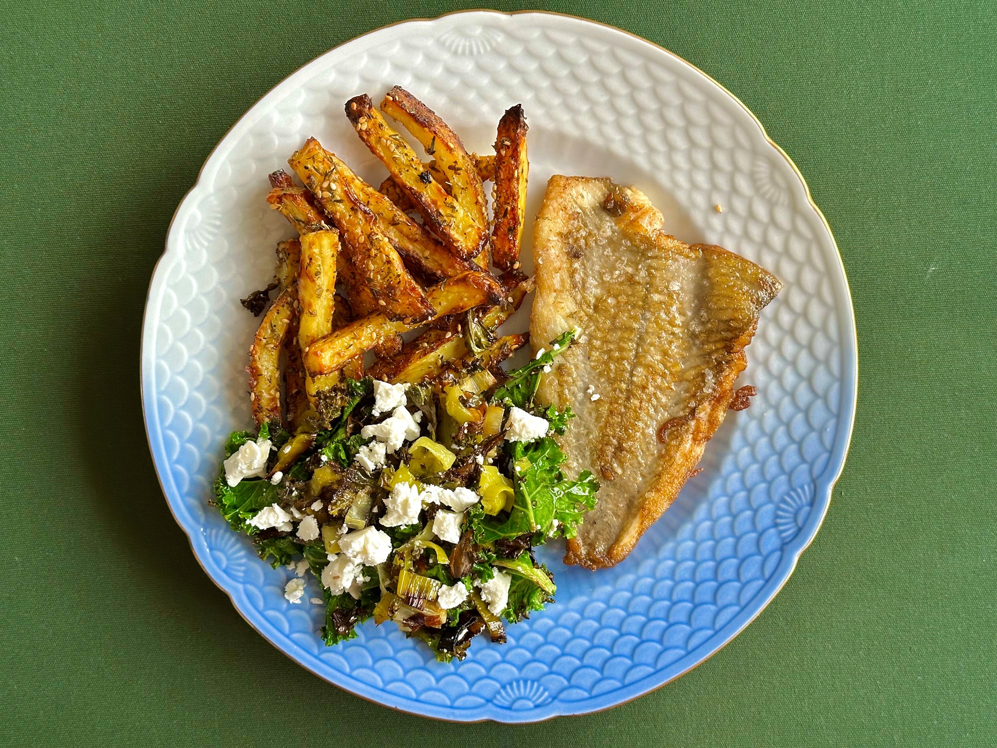 Stegte spætter med grønkål og kotaost