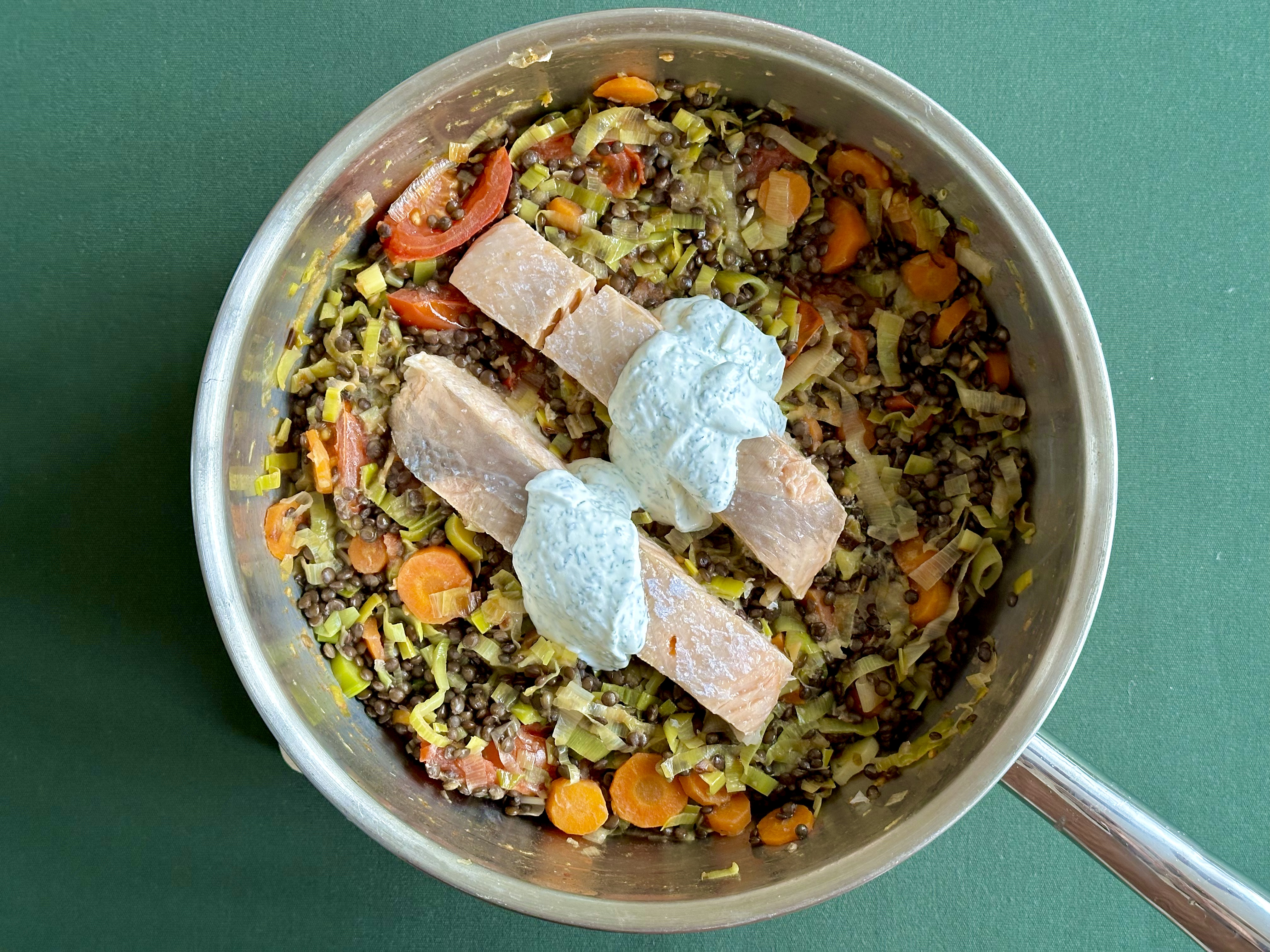 Laks i onepot med tomater, porre og dild yoghurt