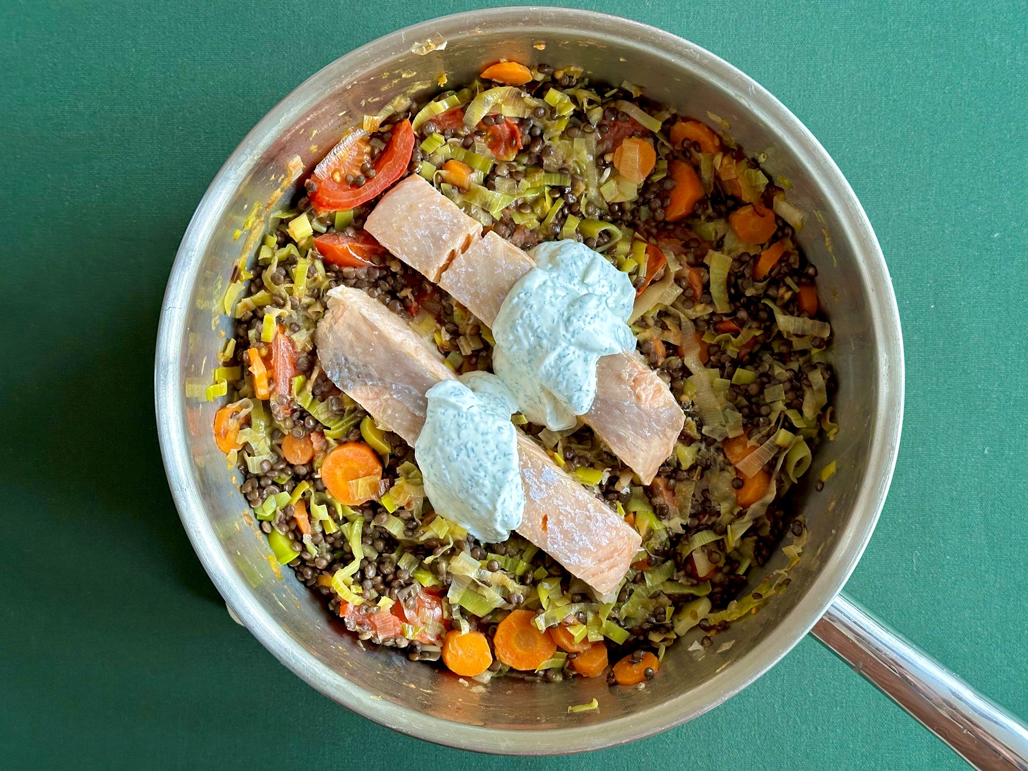 Laks i onepot med tomater, porre og dild yoghurt