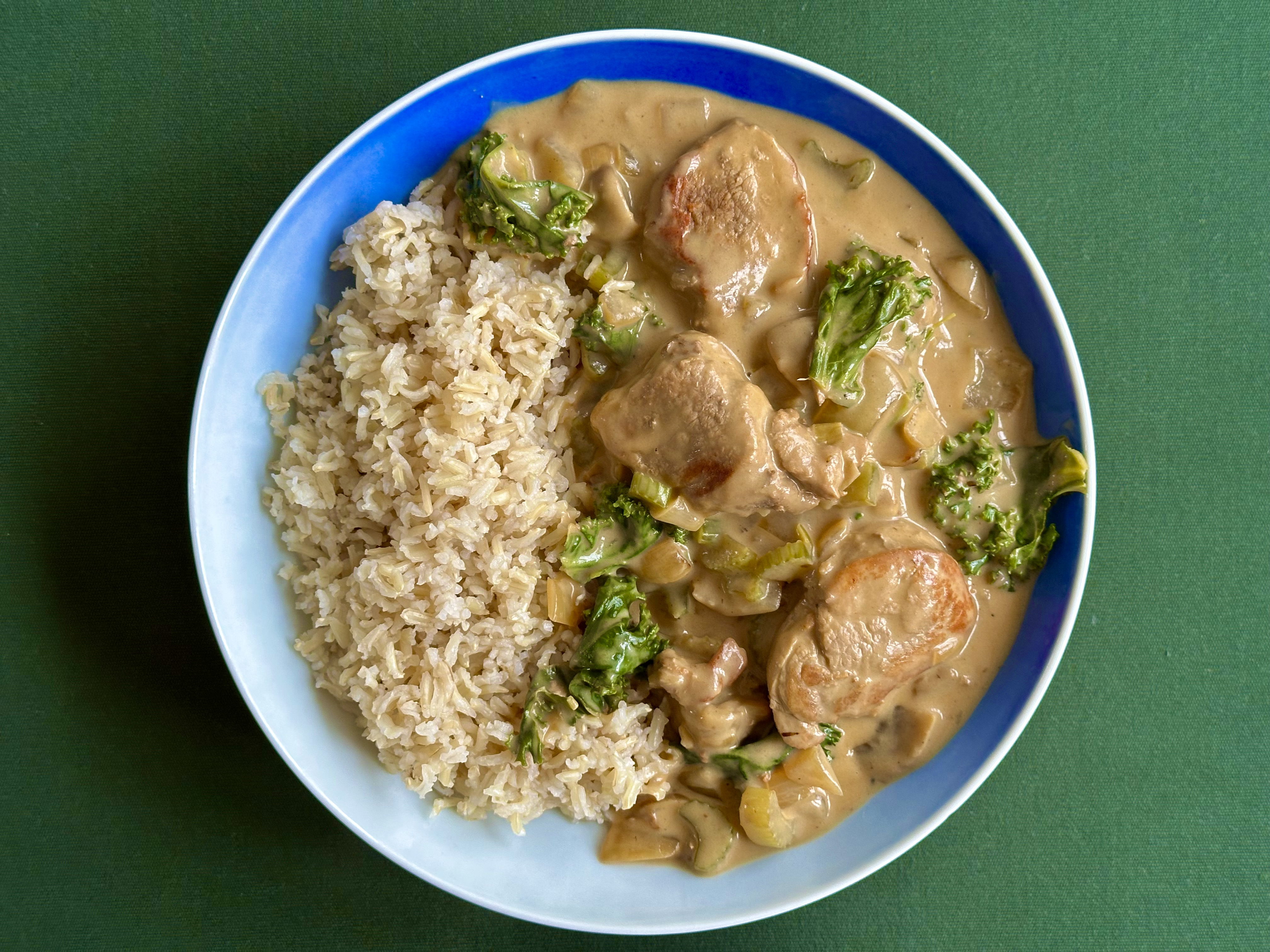 Mørbradgryde med champignoner, grønkål og fløde