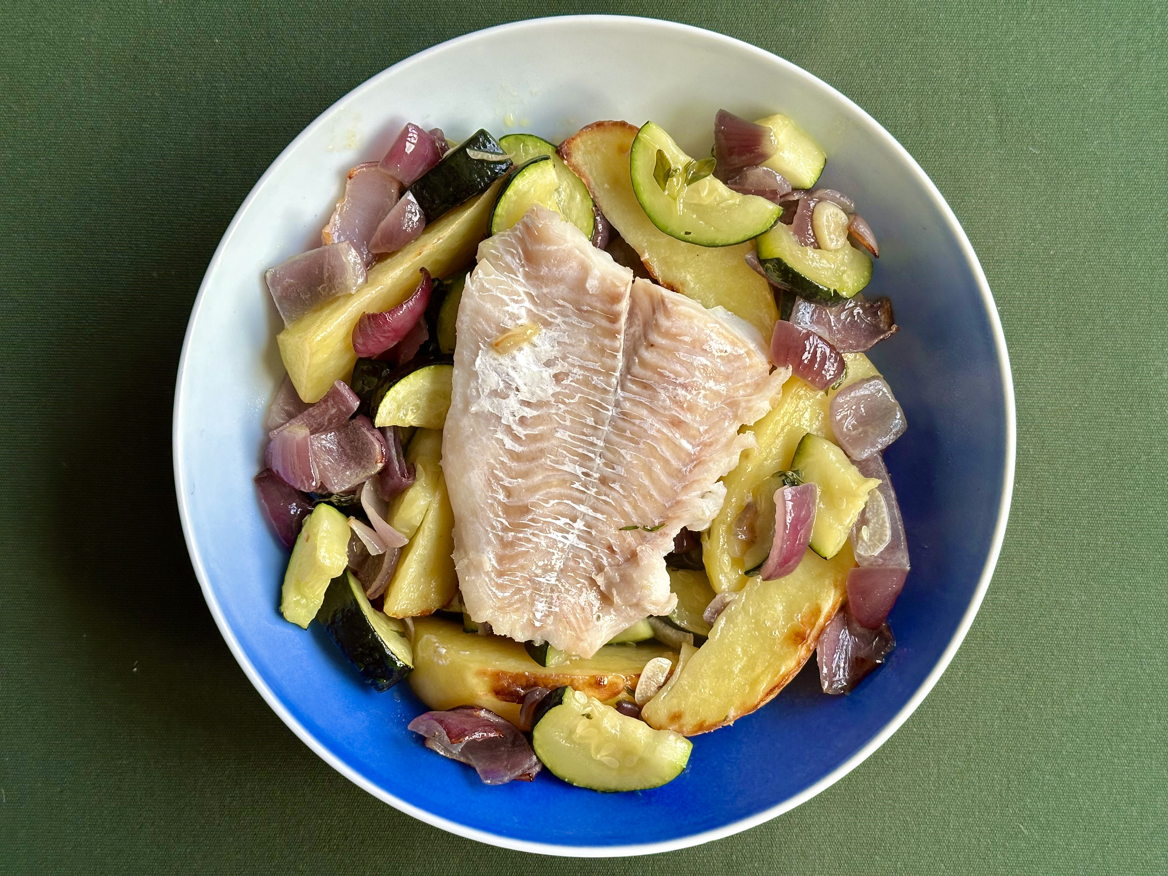 Kuller i fad med kartofler, timian, squash og hvidløg