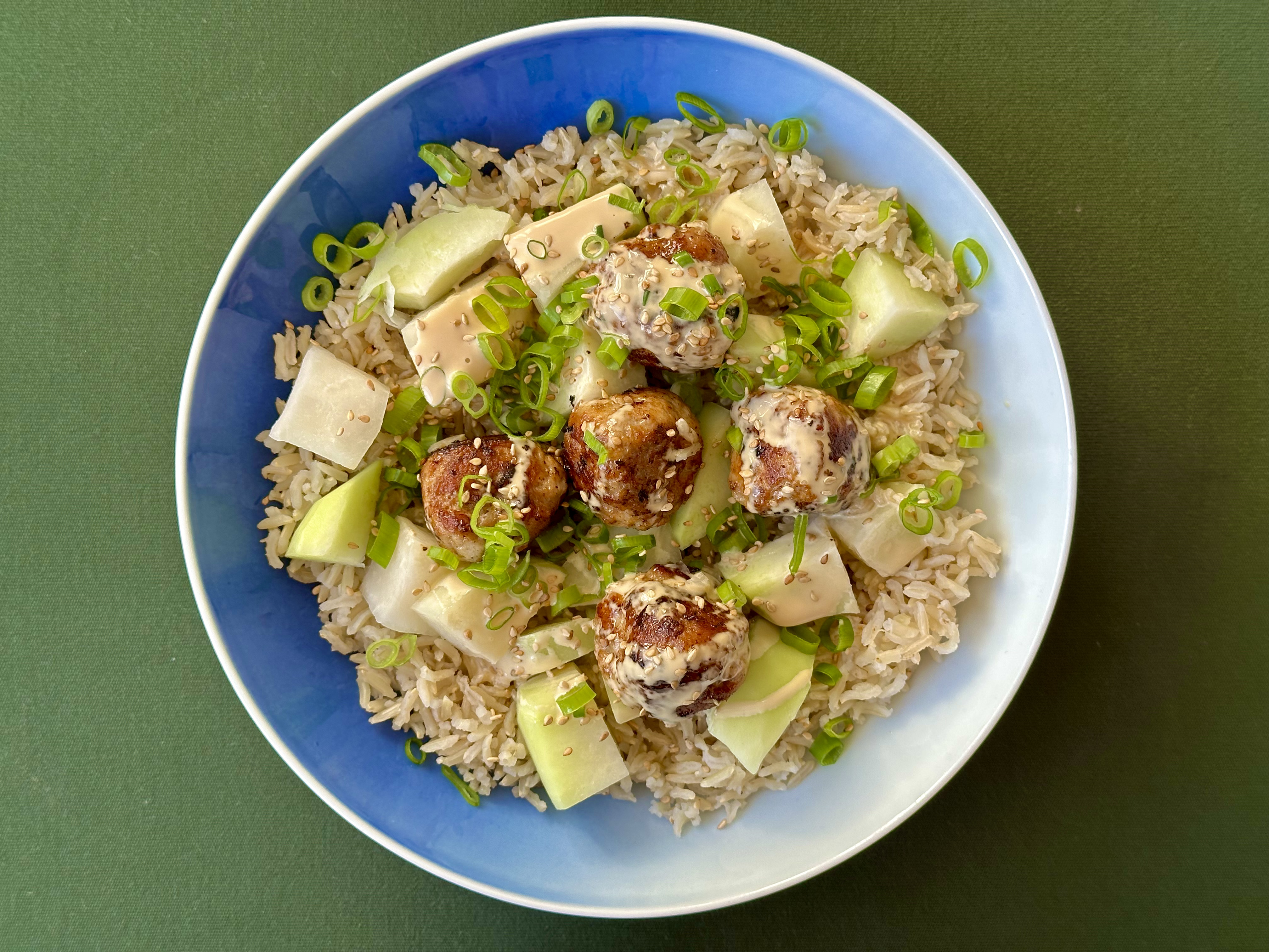 Koreanske kødboller i bowl med ris og frisk grønt