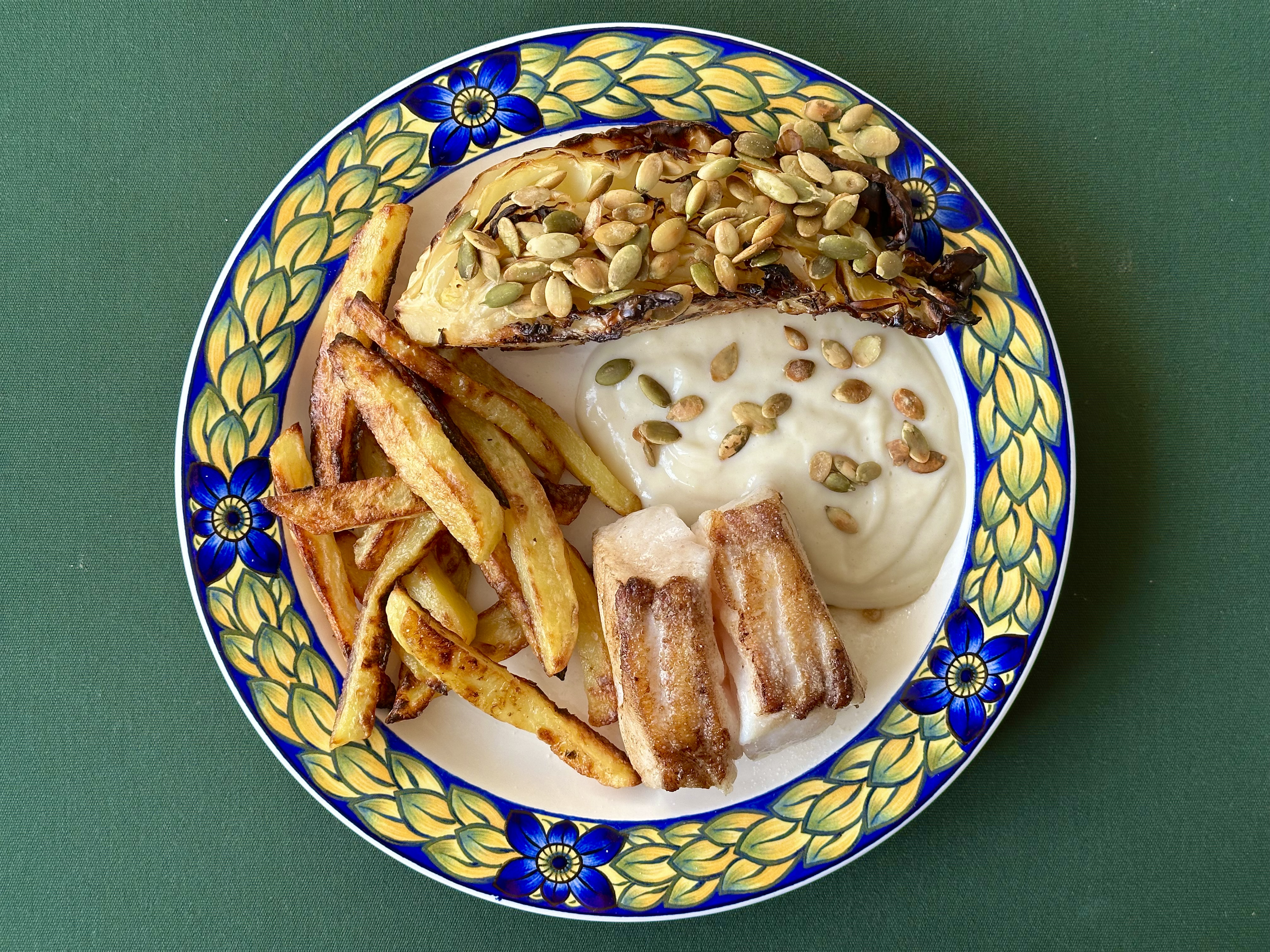 Stegt kulmule med spidskål, estragon og græskarkerner