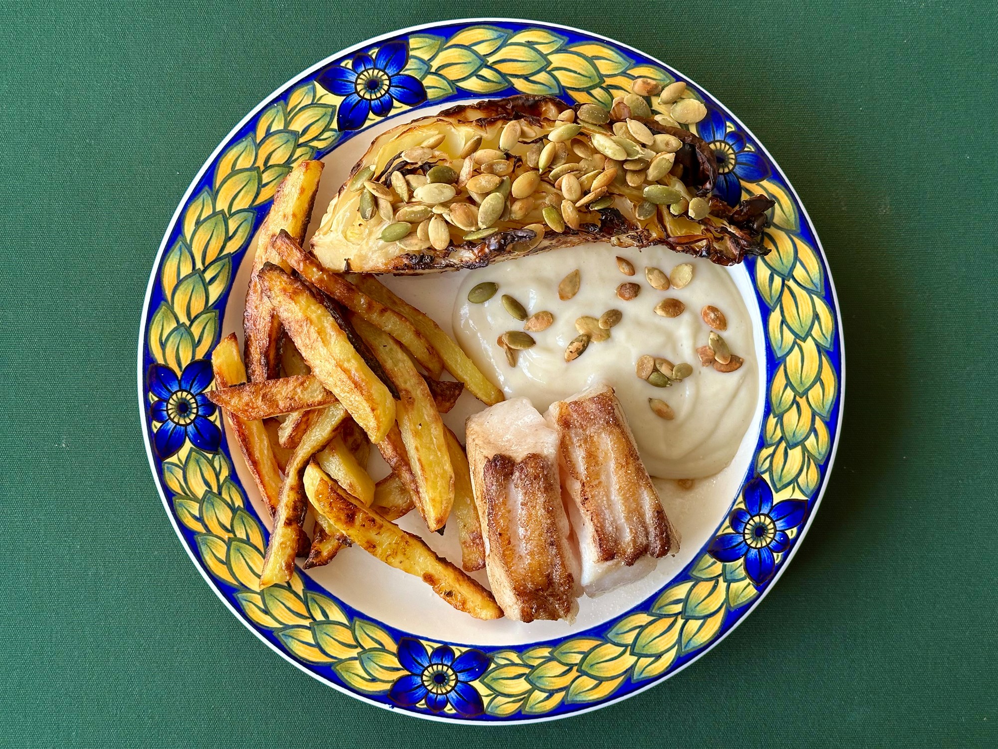 Stegt kulmule med spidskål, estragon og græskarkerner