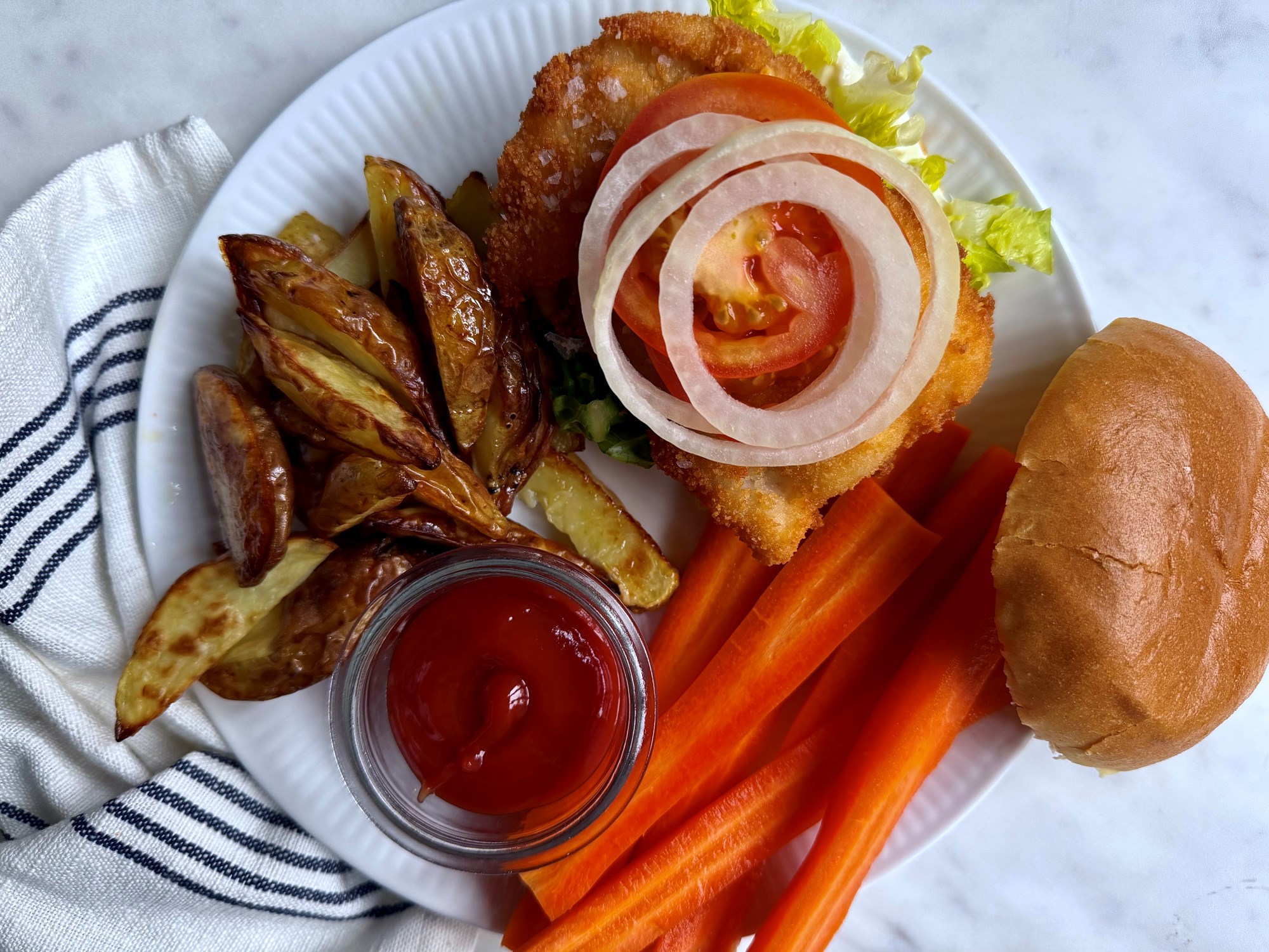 Fiskeburger med tomat, salat og ovnkartofler